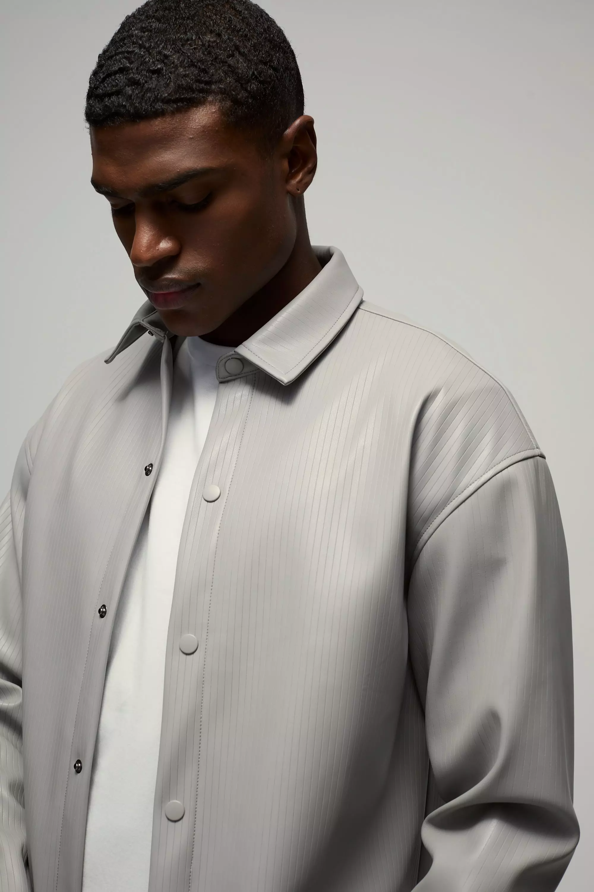 Light grey Oversized PU Overhemd Met Reliëf alternatieve afbeelding