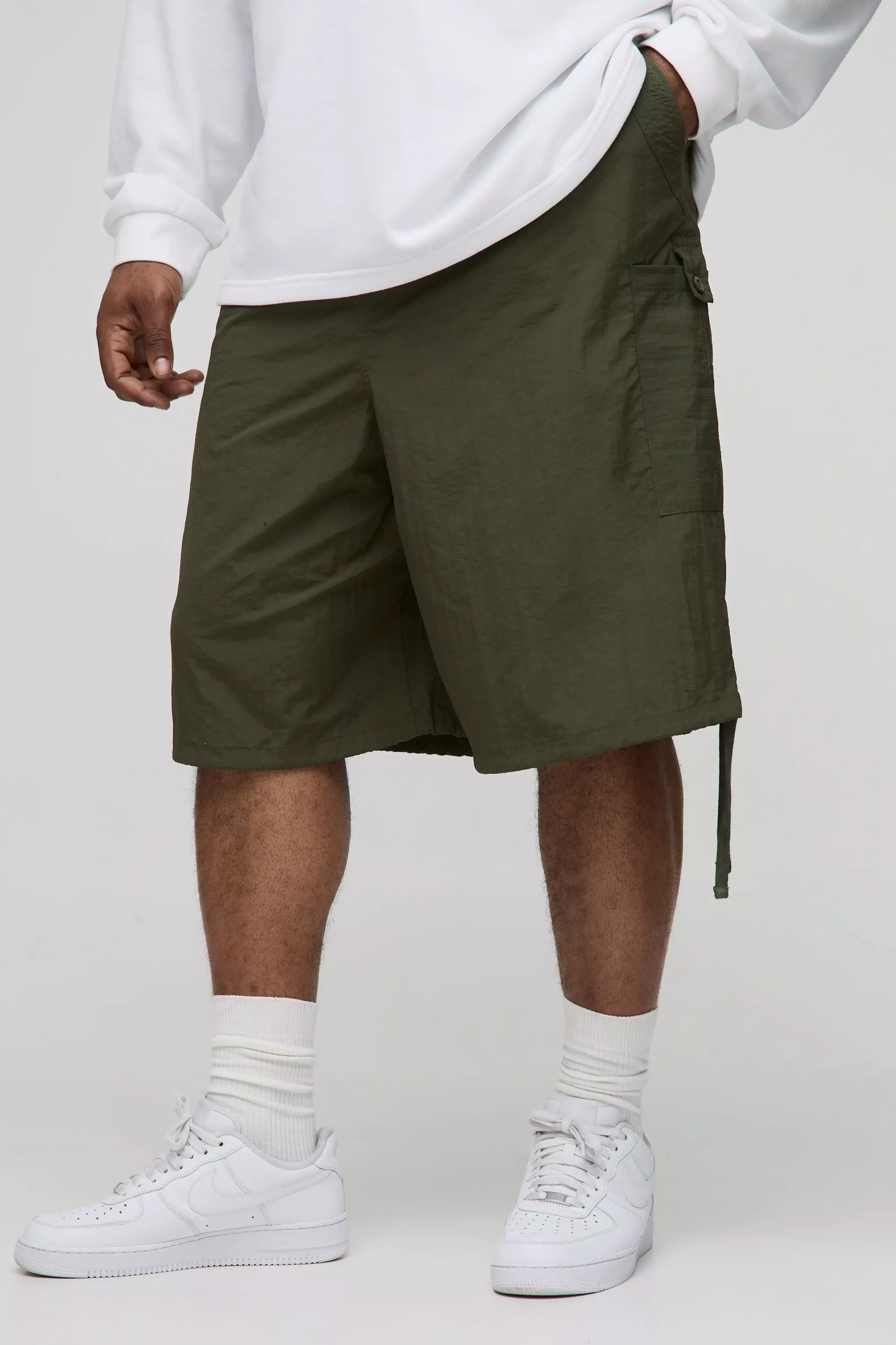 Khaki Plus Long Line Nylon Shorts Met Geplooide Knieën alternatieve afbeelding