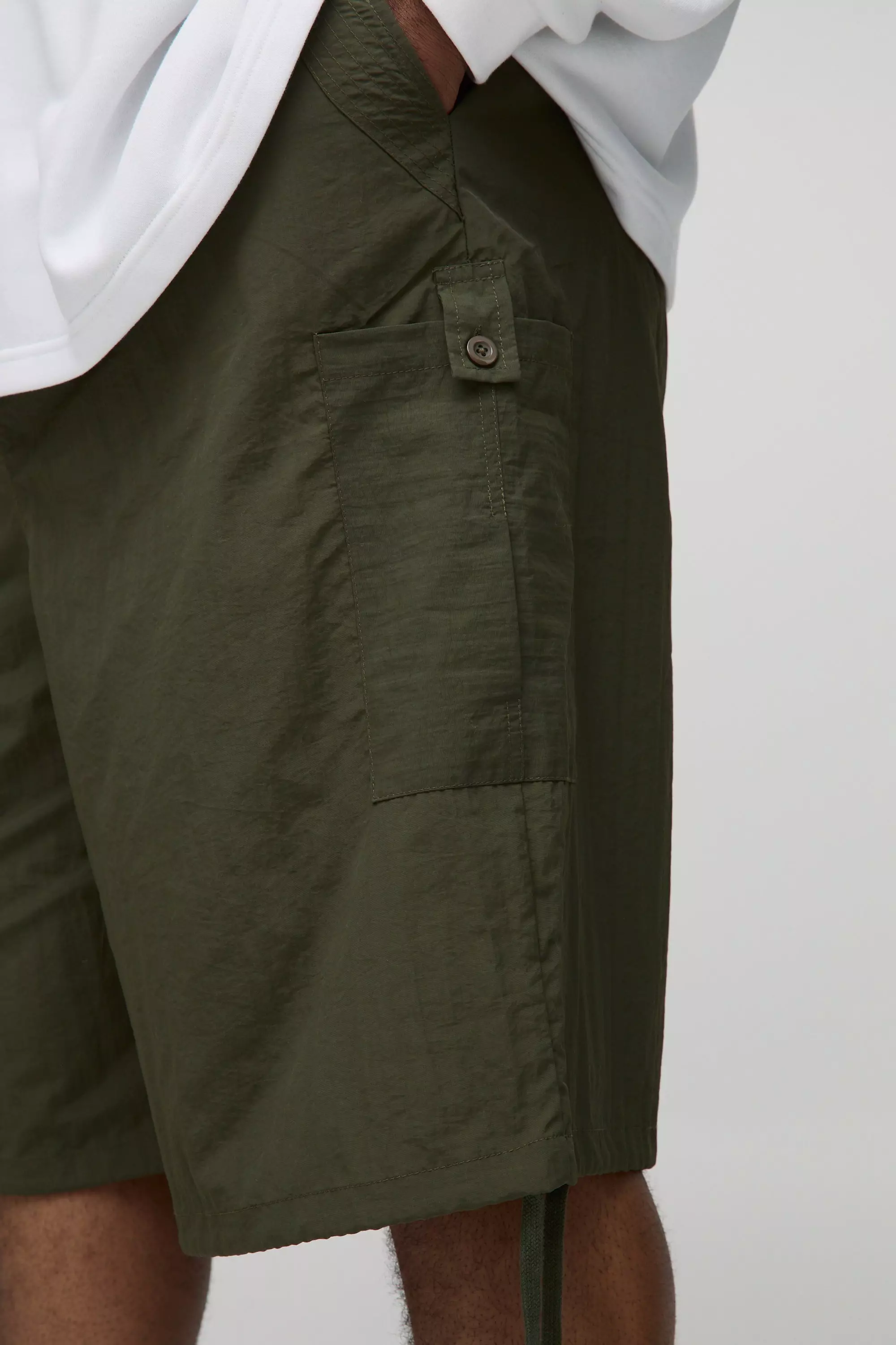Khaki Plus Long Line Nylon Shorts Met Geplooide Knieën alternatieve afbeelding