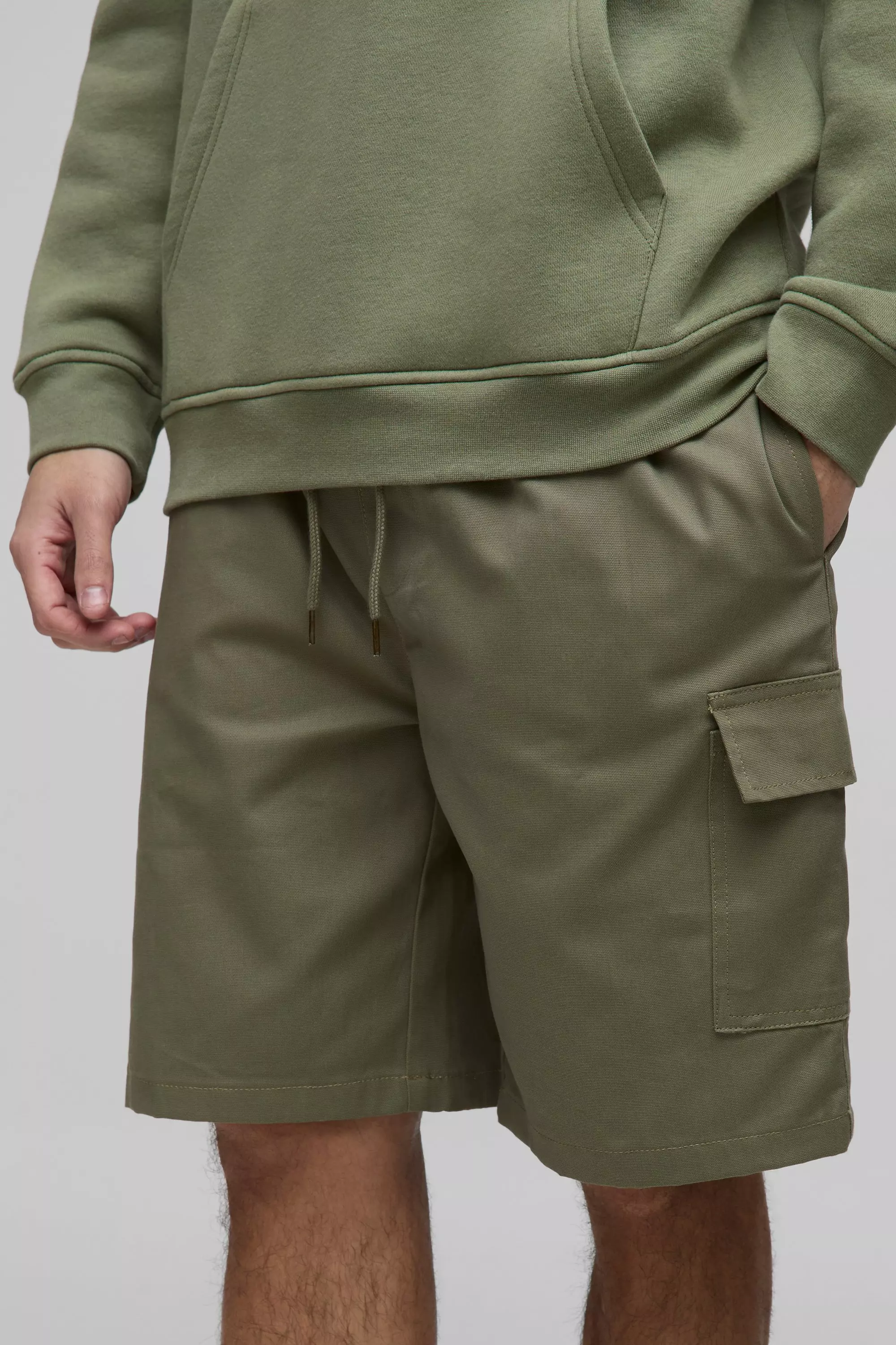 Short cargo large mi-long surteint en toile, Sage autre image