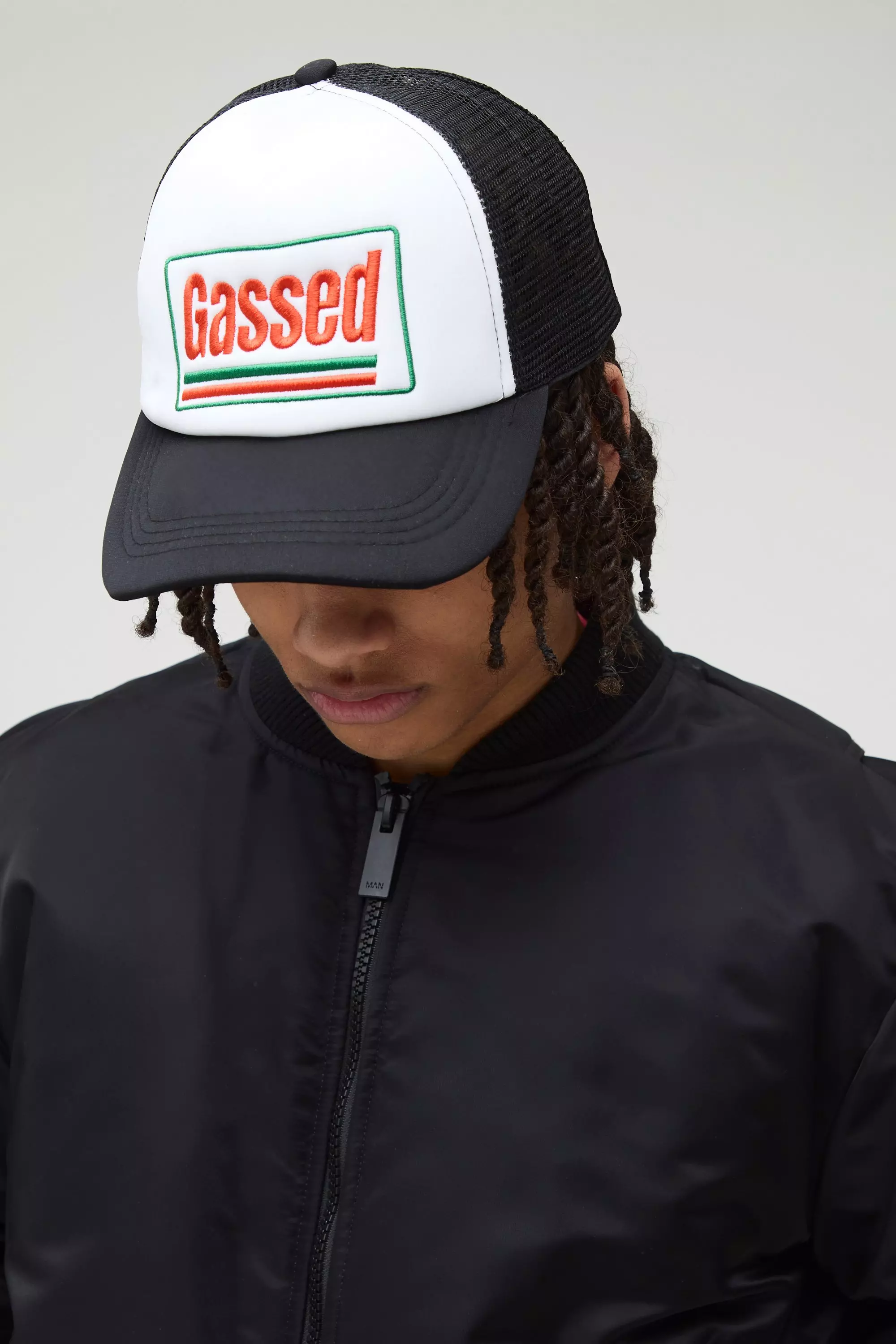 White Gassed Trucker Pet Met Print alternatieve afbeelding