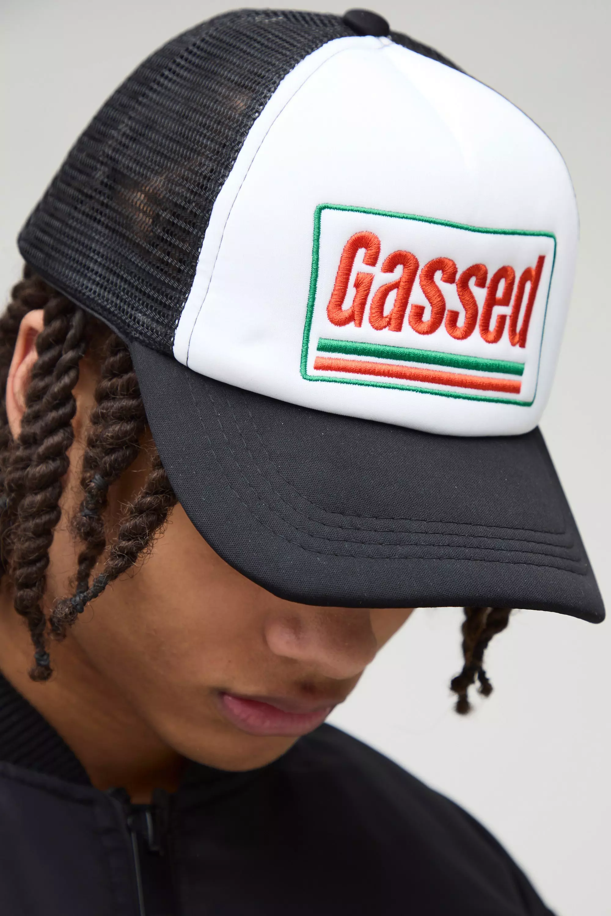White Gassed Trucker Pet Met Print alternatieve afbeelding