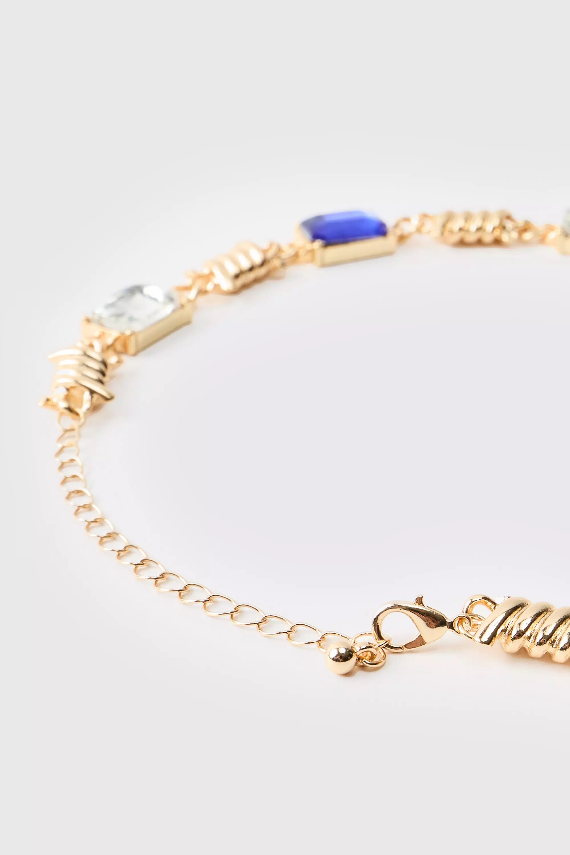 Goldene Halskette mit Anhänger, Gold alternatives Bild