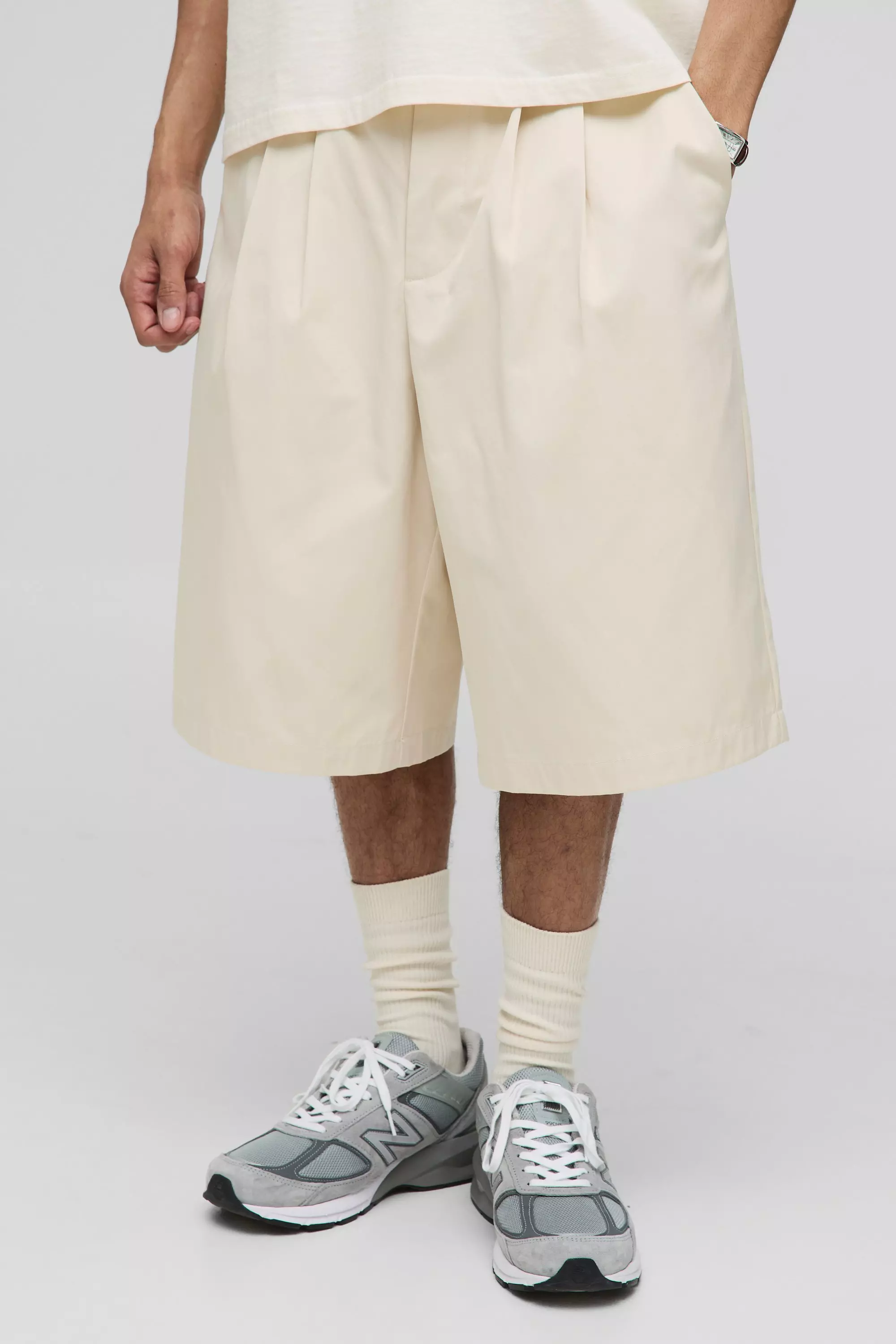 Pantaloncini rilassati con pieghe e vita fissa, Sand immagine alternativa