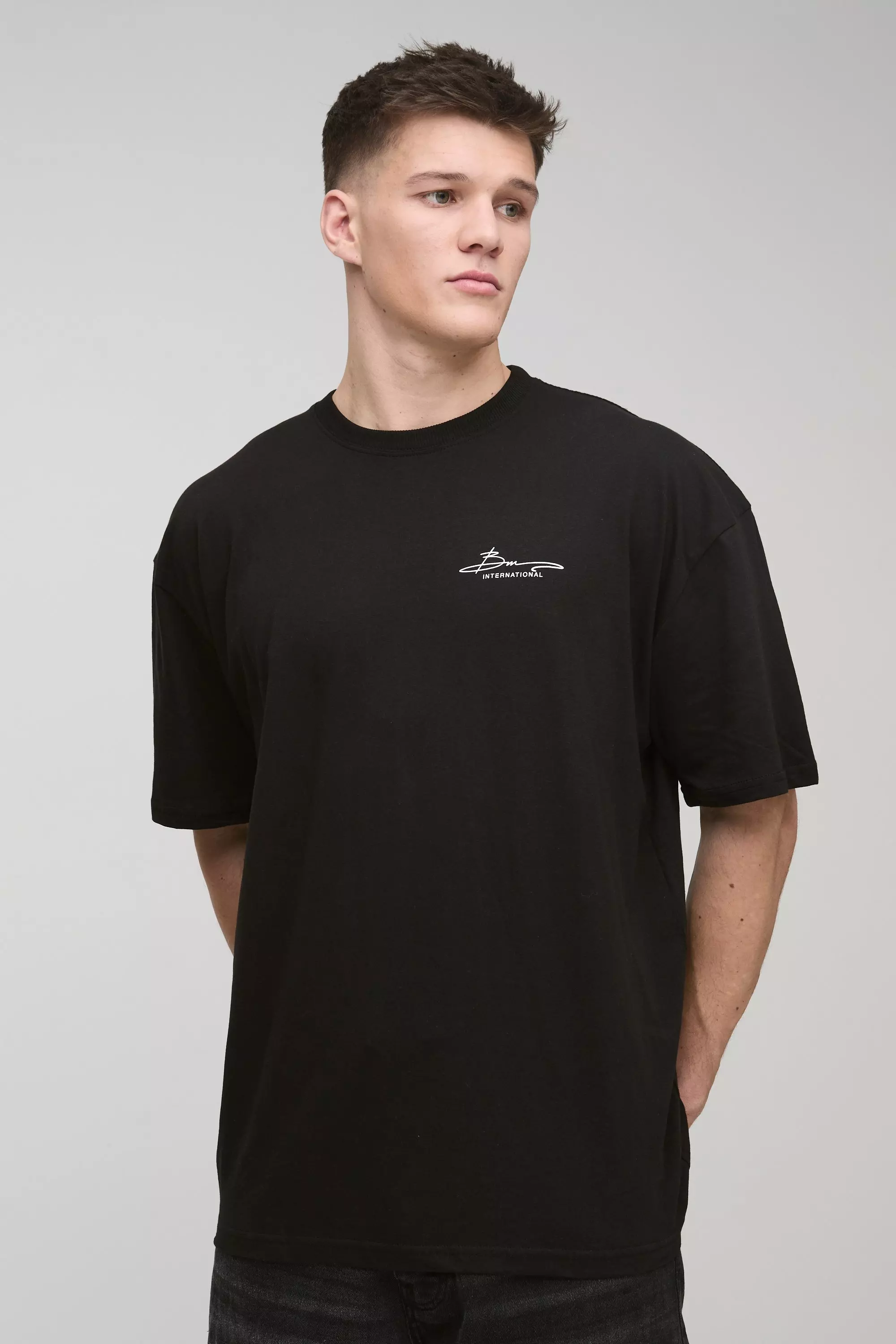 Tall Oversize T-Shirt mit BM International Print, Black alternatives Bild
