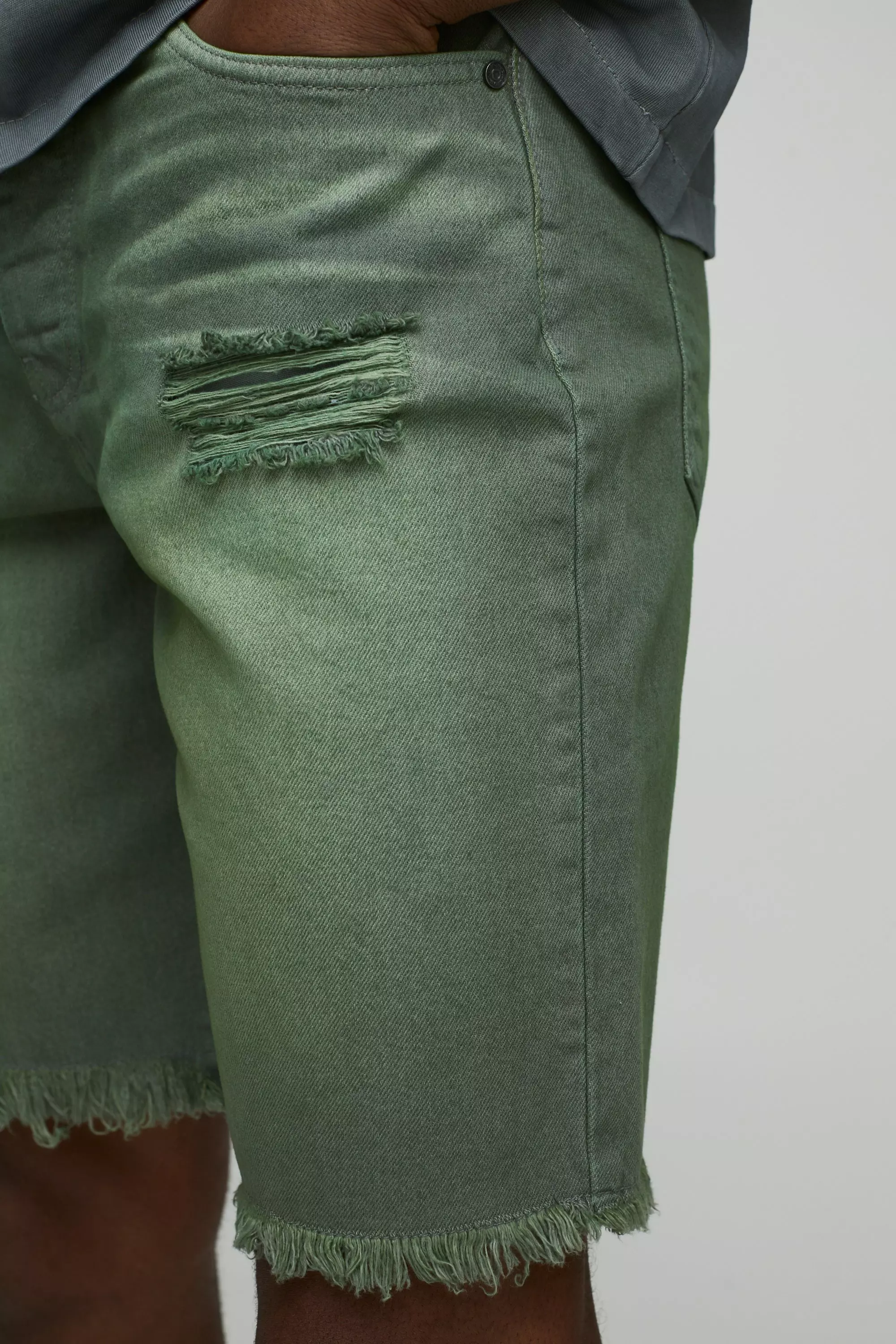 Lockere grüne Jeansshorts mit Rissen, Green alternatives Bild