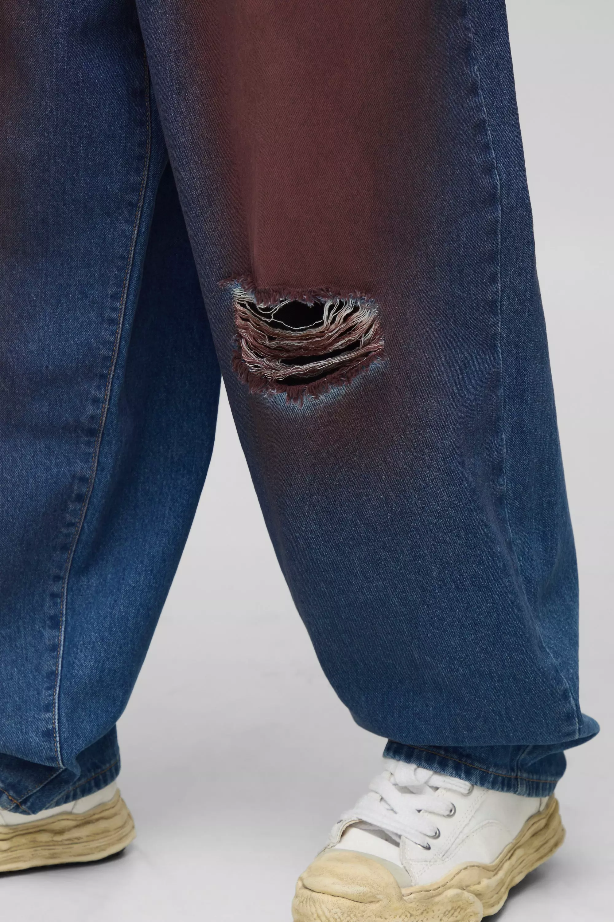 Red Rode Ballon Jeans Met Gescheurde Knieën alternatieve afbeelding