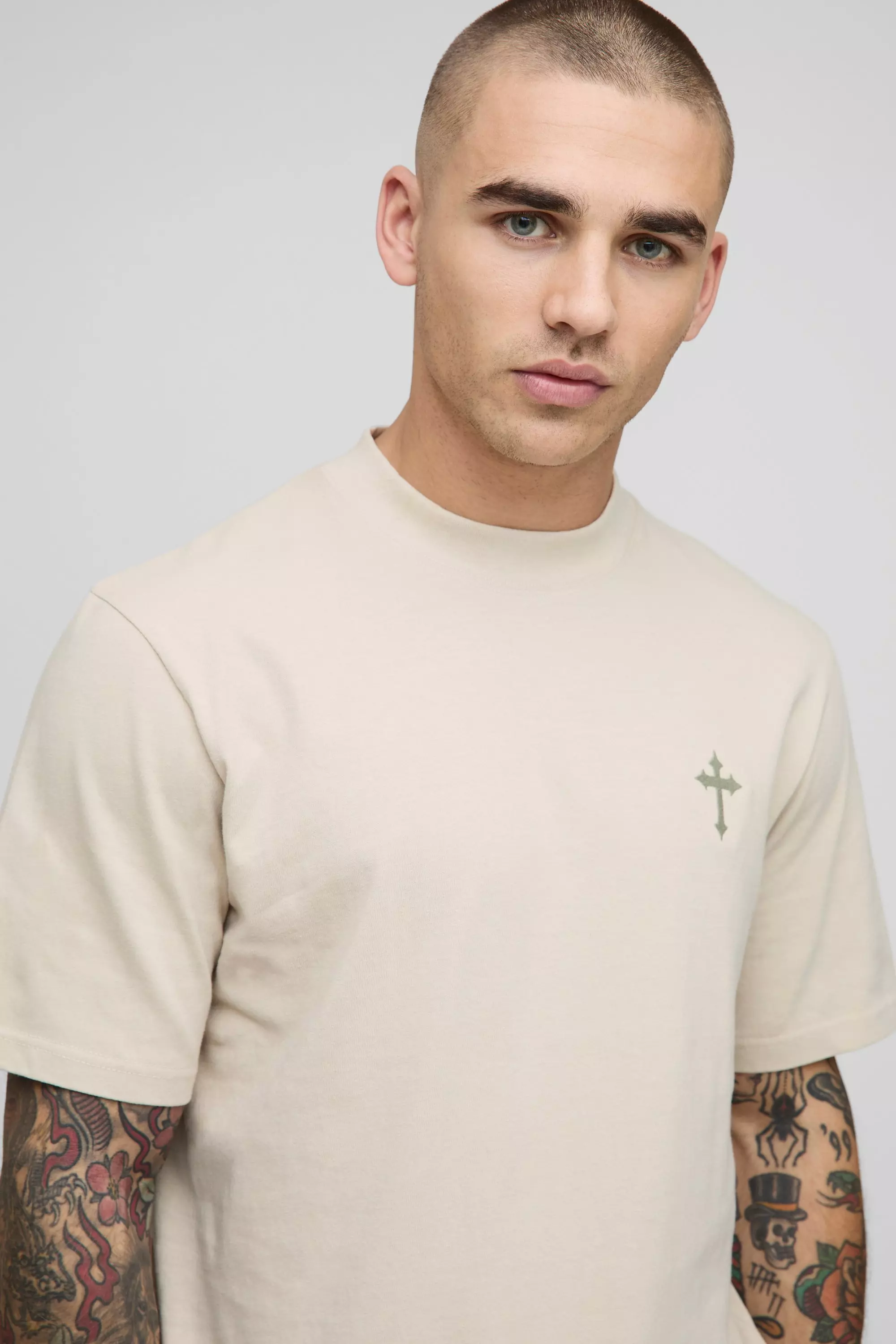 T-shirt con ricamo di croce e girocollo esteso | boohooMAN IT
