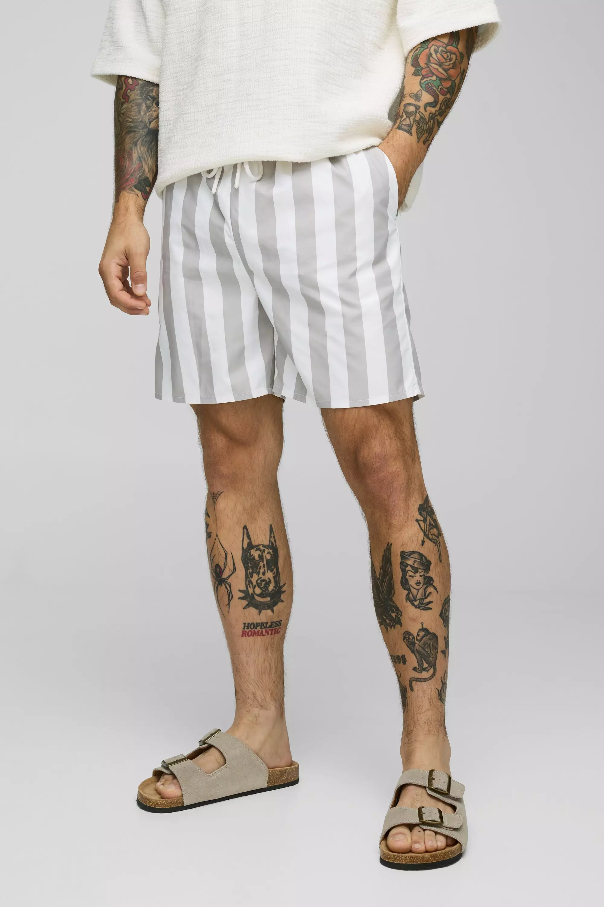 Mittellange Badehose mit Streifen, Stone alternatives Bild