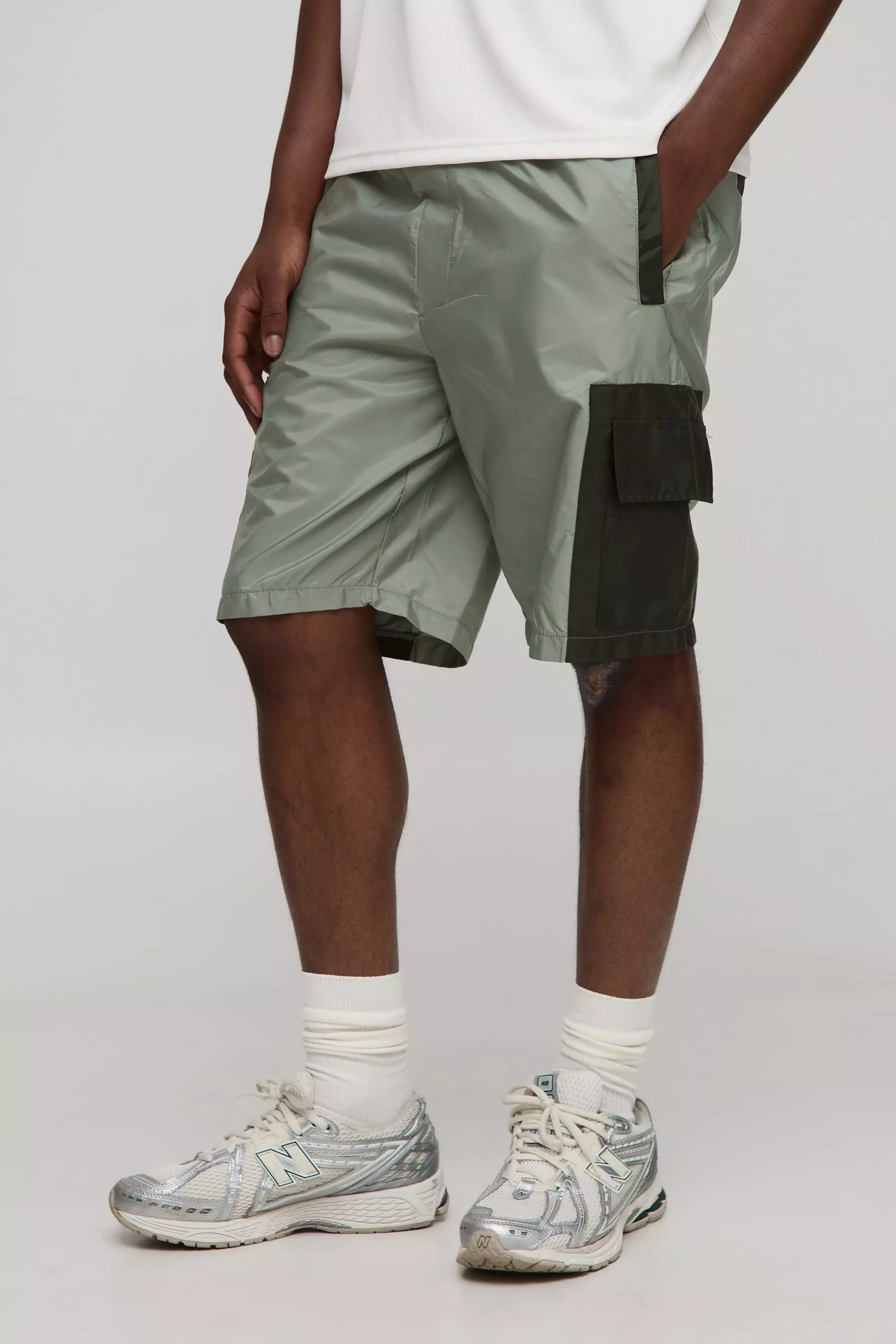 Elasticated Waist Relaxed Mid Length Nylon Cargo Shorts Green