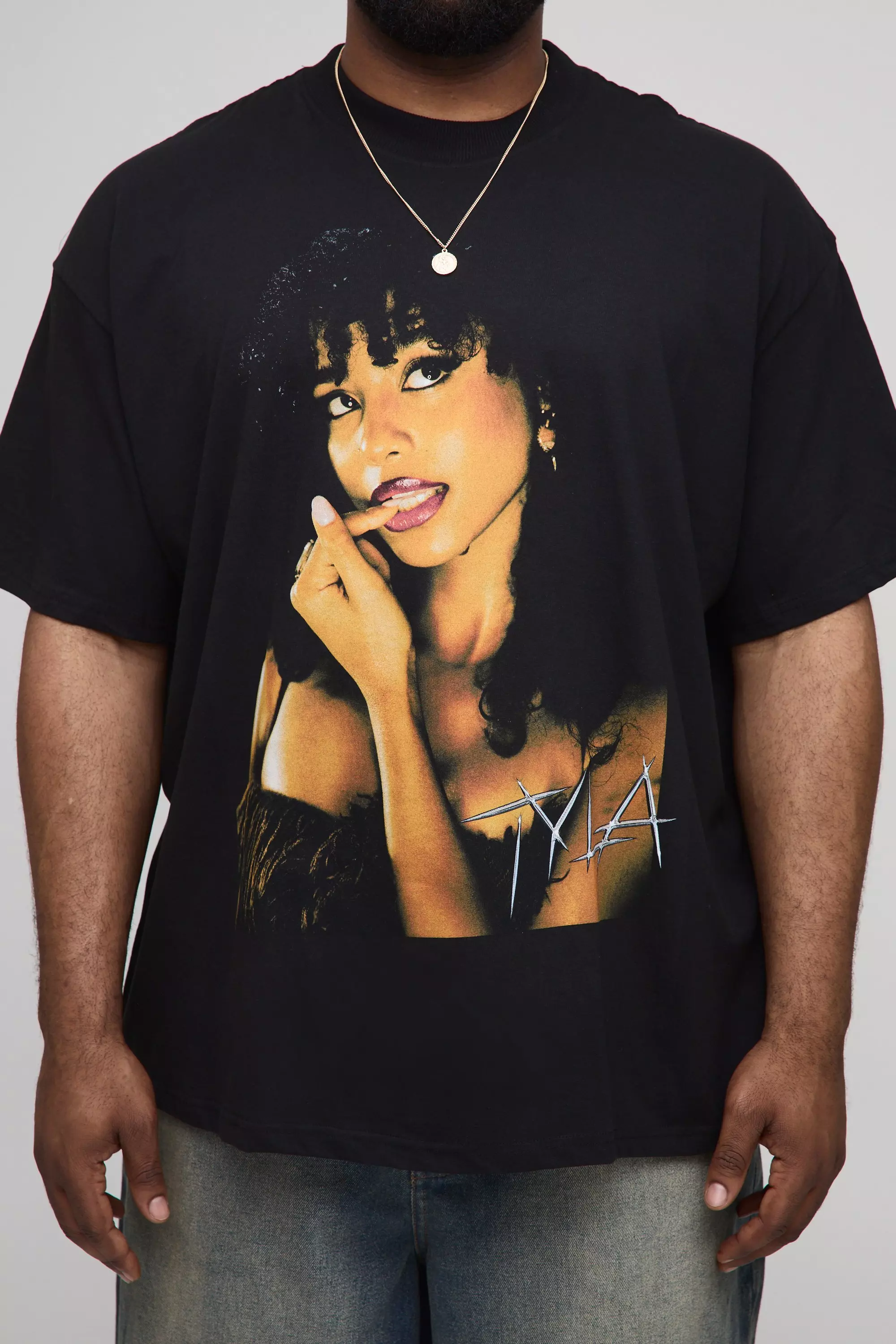 ☆boohoo☆オーバーサイズ Tyla ライセンスプリント Tシャツ Plus Oversized Tyla License Print T-Shirt | boohooMAN USA