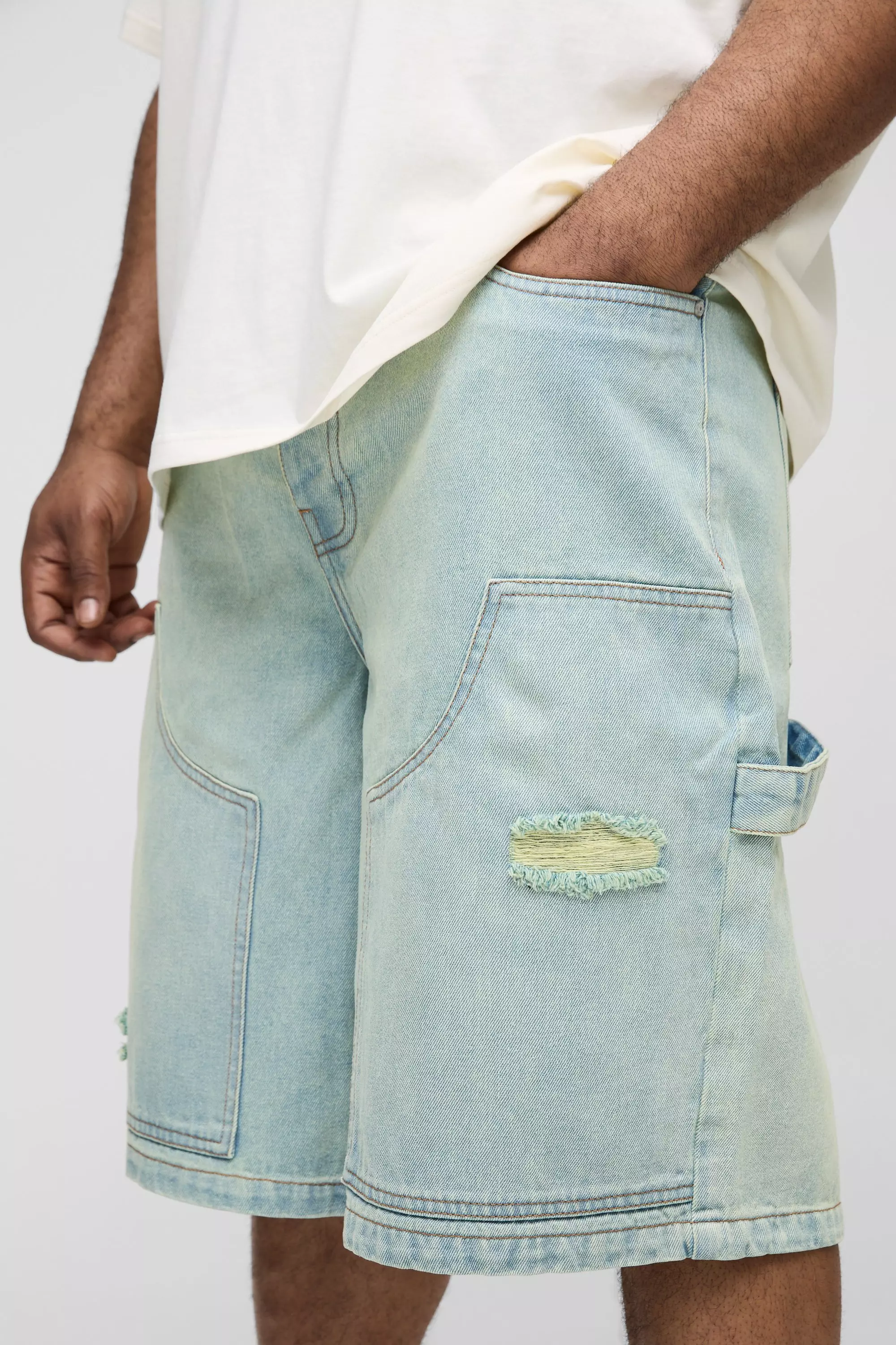 Plus Relaxed Fit Bleach Wash Distressed Carpenter Jorts | boohooMAN DE