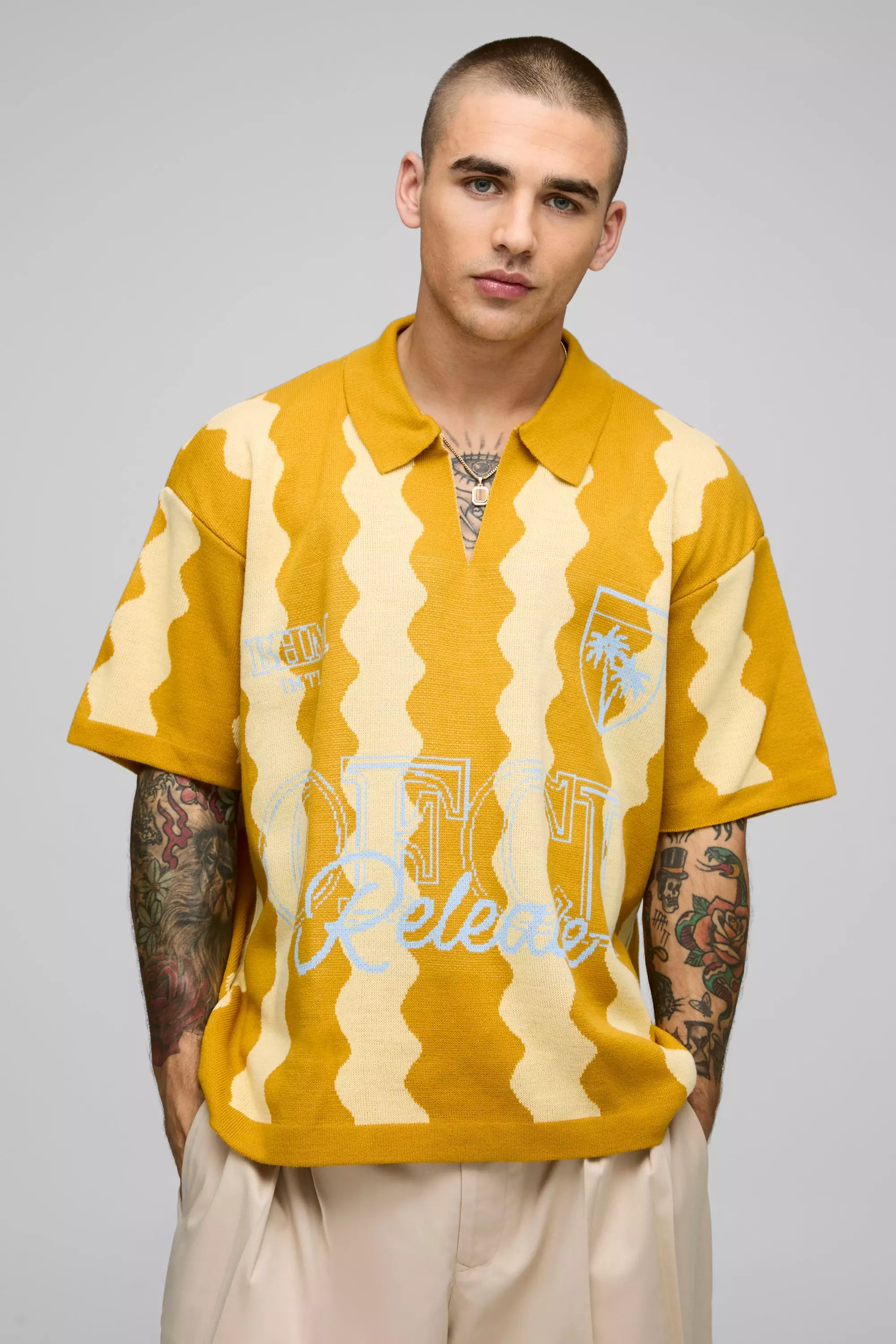 Polo oversize in maglia in jacquard con scollo a V, Mustard immagine alternativa