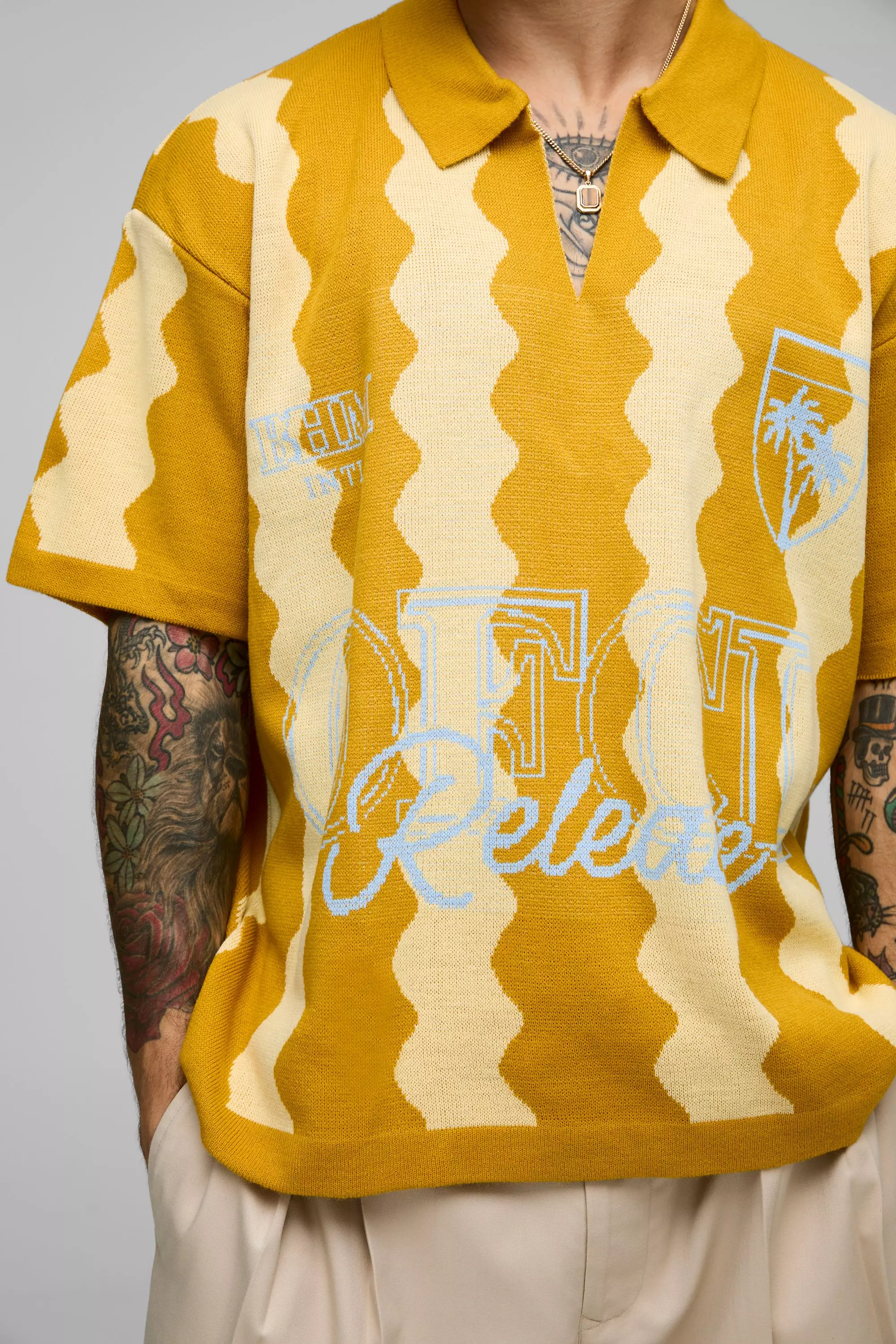 Polo oversize in maglia in jacquard con scollo a V, Mustard immagine alternativa