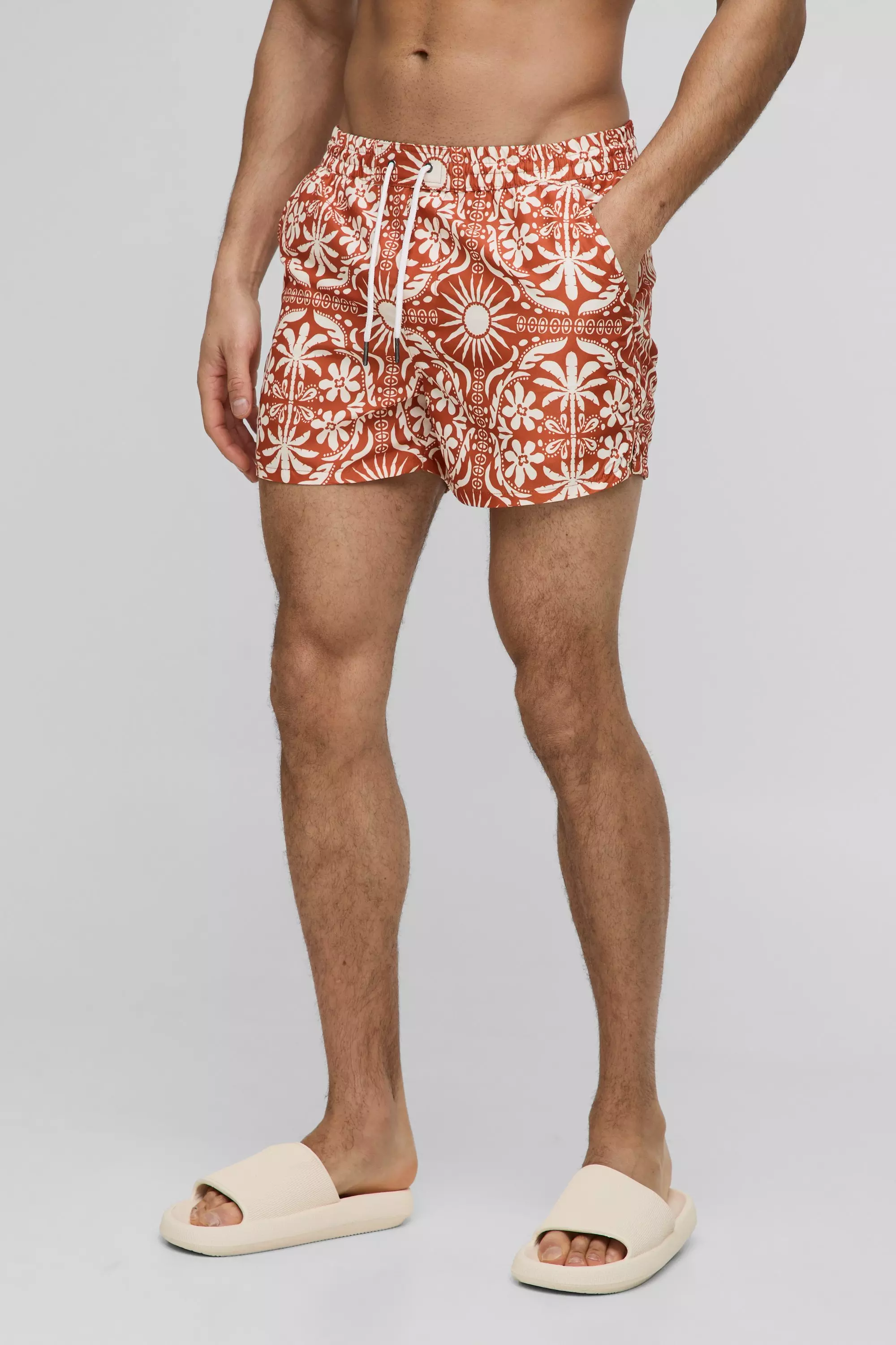 Burnt orange Middellange Zwembroek Met Abstracte Print alternatieve afbeelding