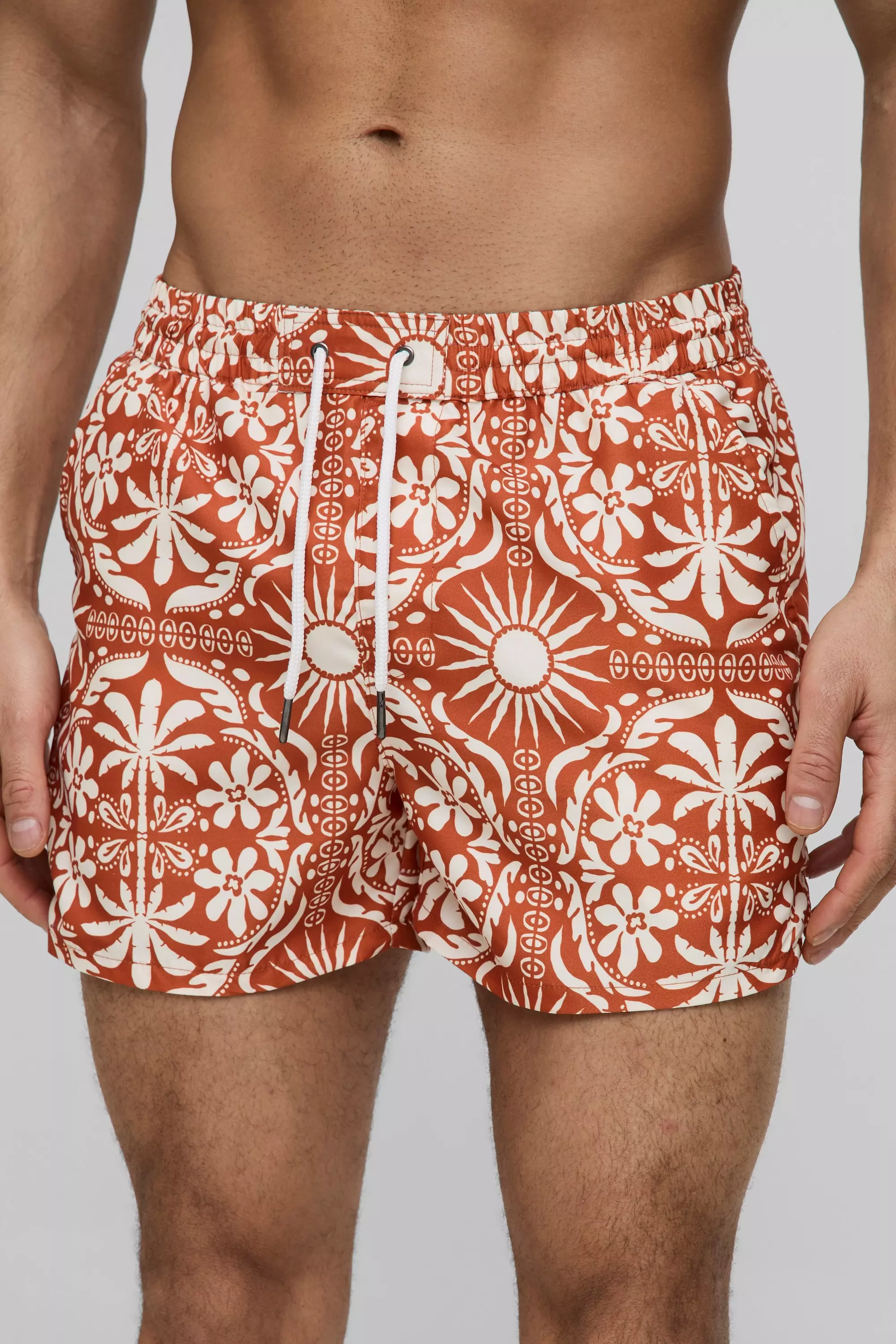 Burnt orange Middellange Zwembroek Met Abstracte Print alternatieve afbeelding