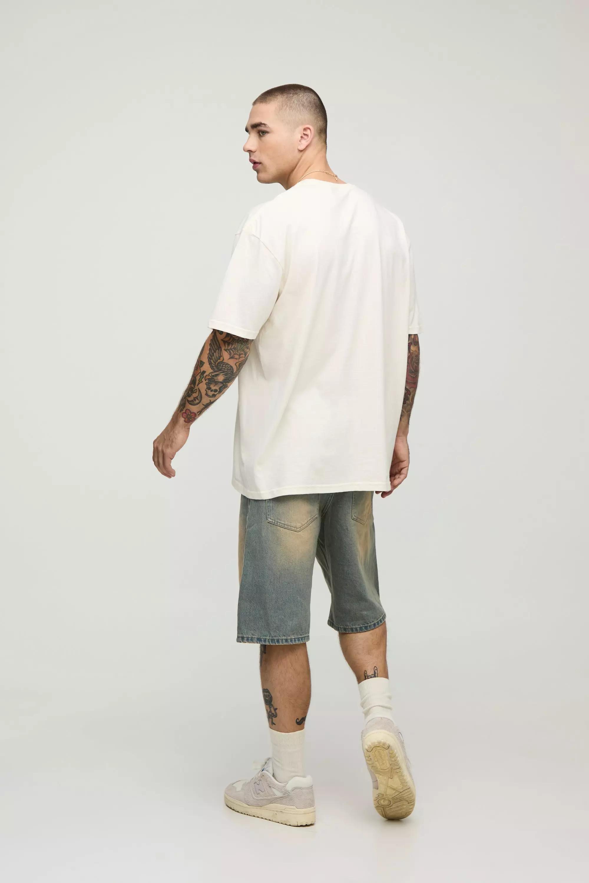 Oversize T-Shirt mit lizenziertem Ecru Print alternatives Bild