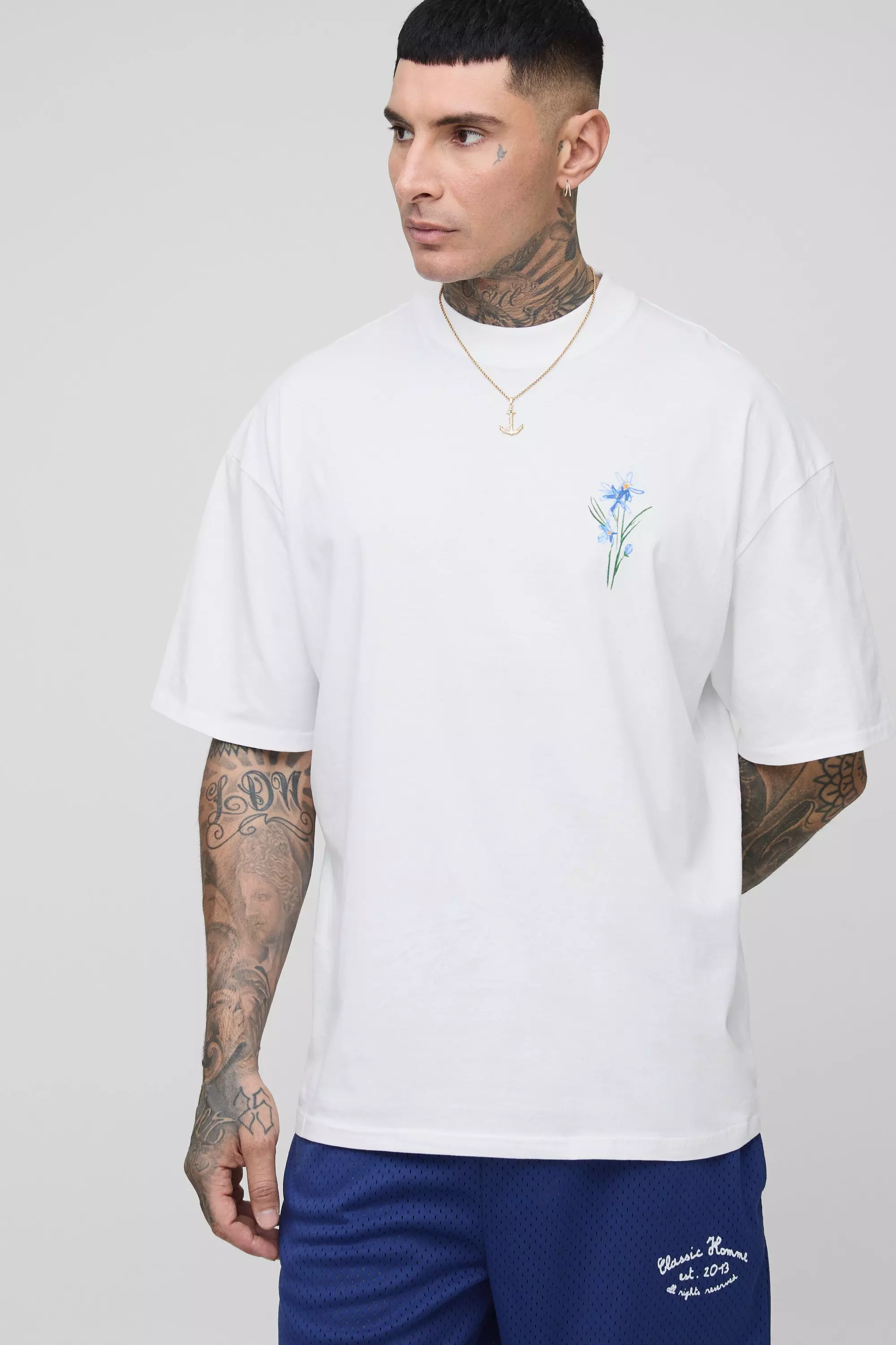 White Tall Oversized Bloemenprint T-Shirt Met Brede Nek alternatieve afbeelding