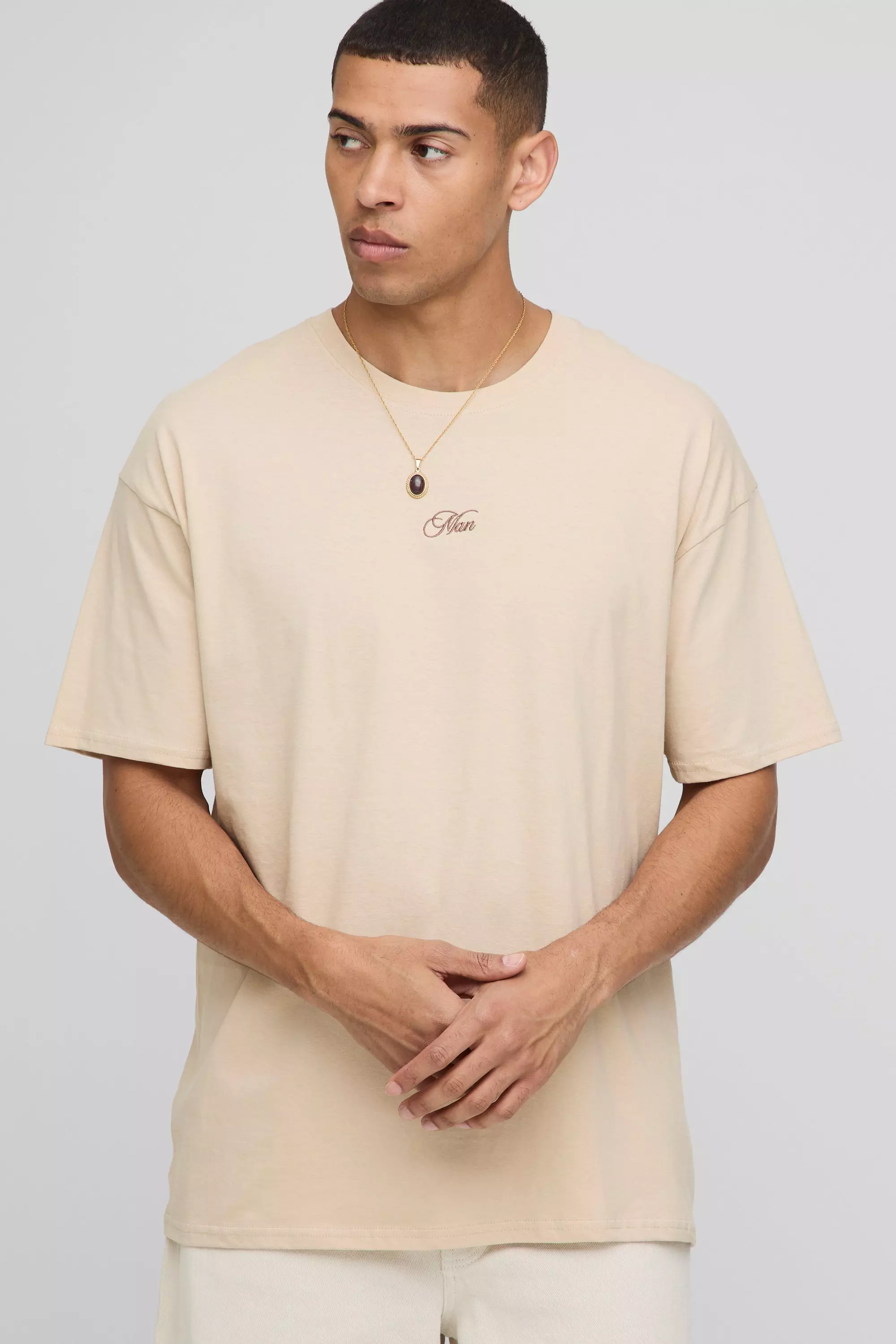 Taupe Oversize T-Shirt mit Man-Print alternatives Bild
