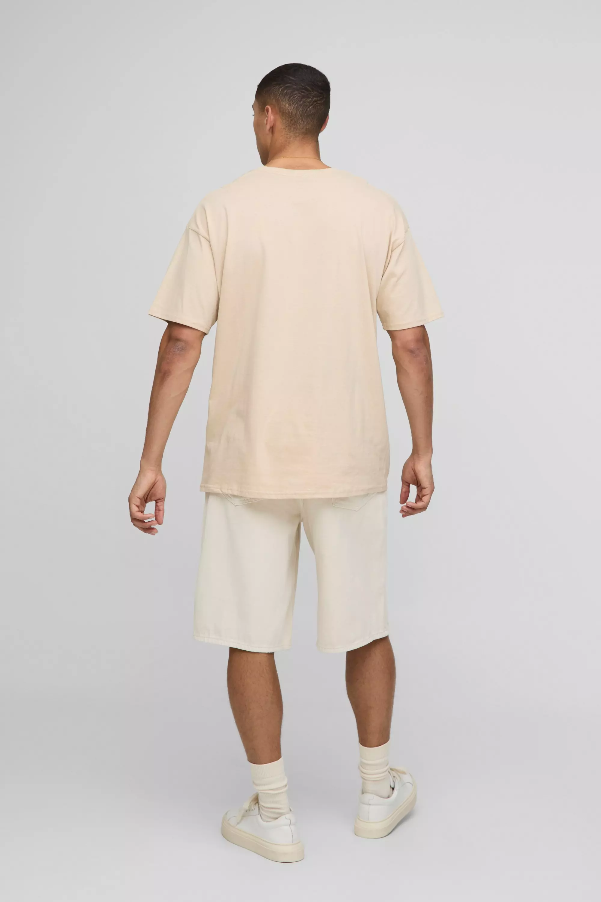 Taupe Oversize T-Shirt mit Man-Print alternatives Bild