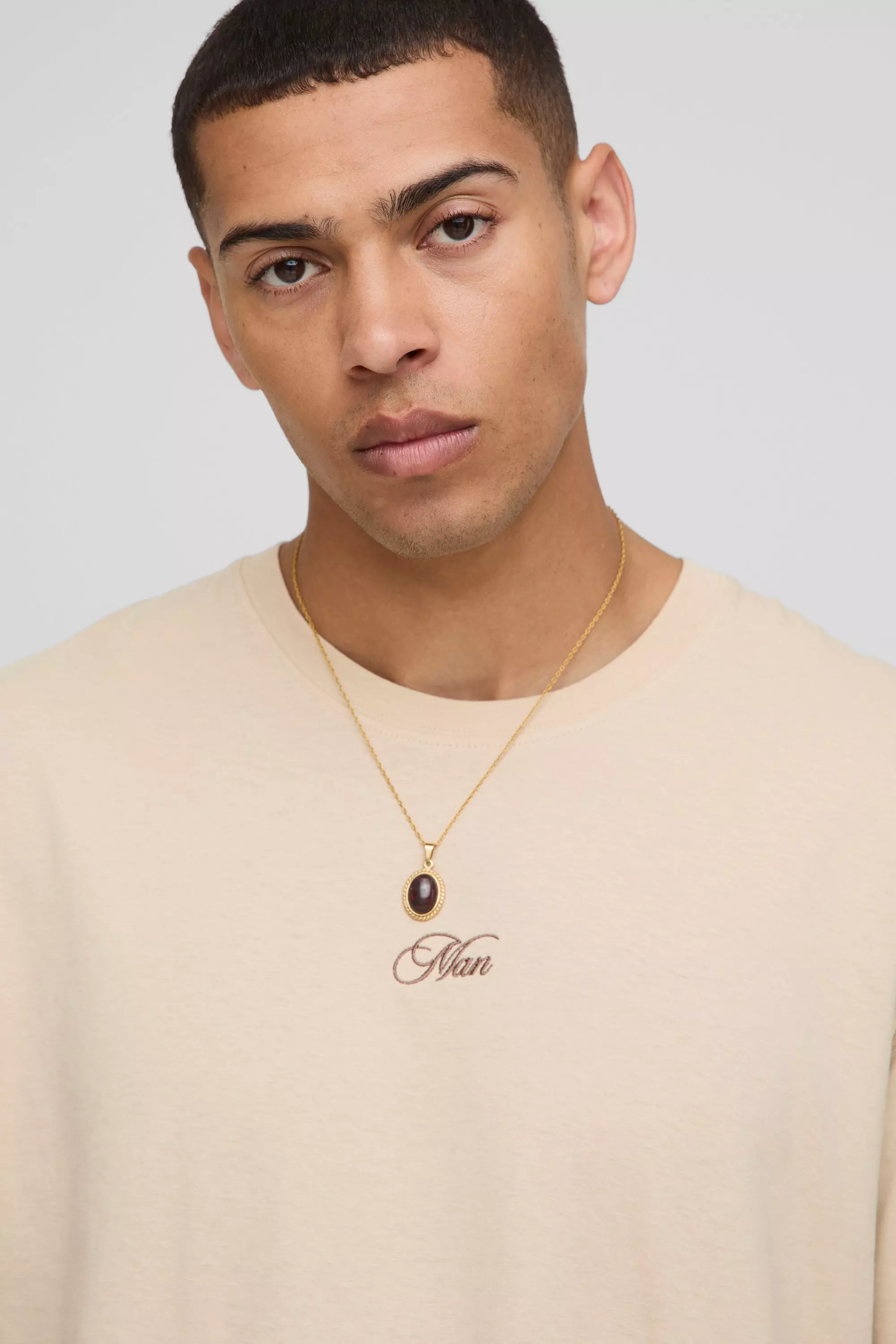 Taupe Oversize T-Shirt mit Man-Print alternatives Bild