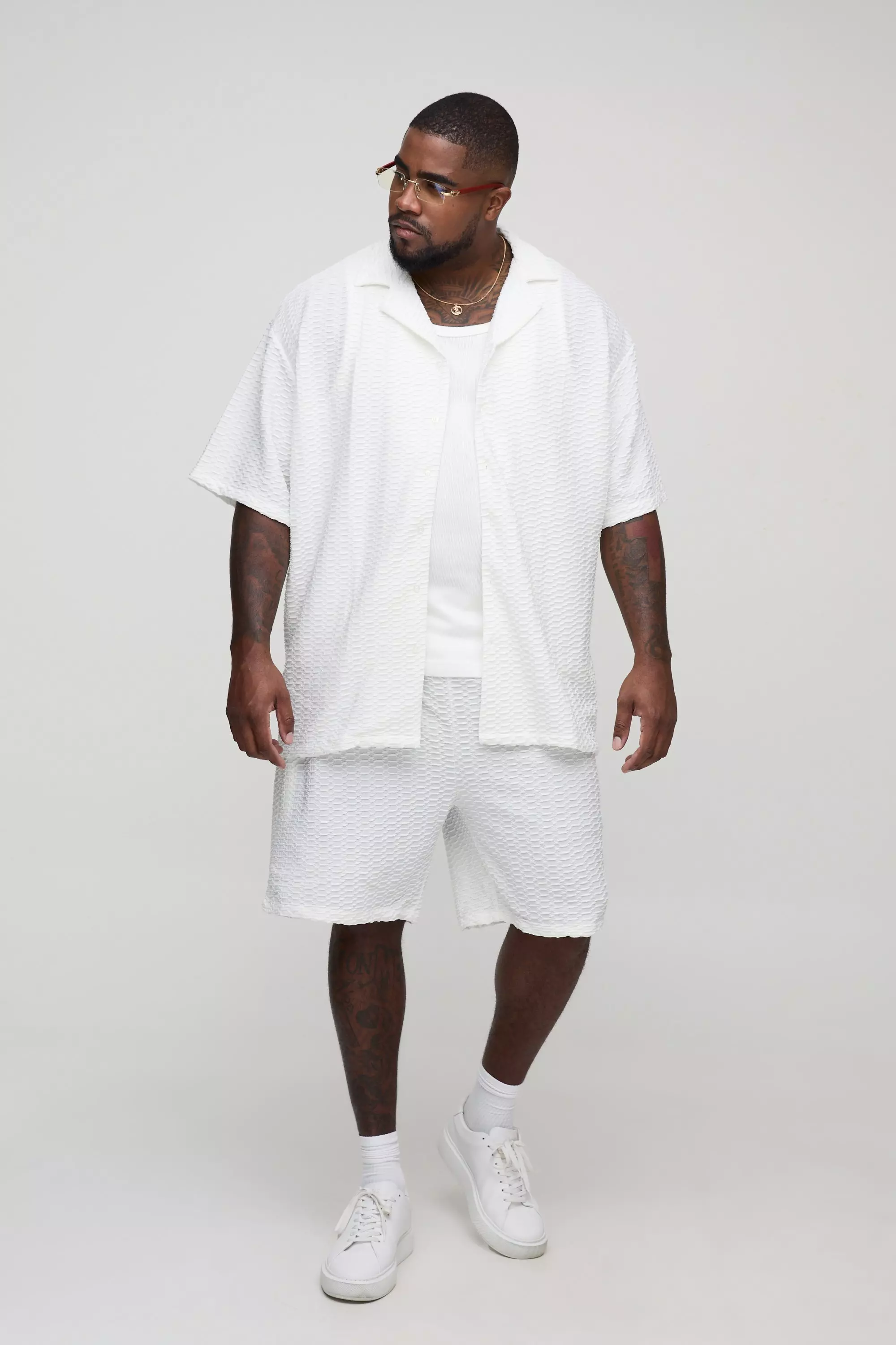 Grande taille - Ensemble texturé avec chemise et short | boohooMAN FR