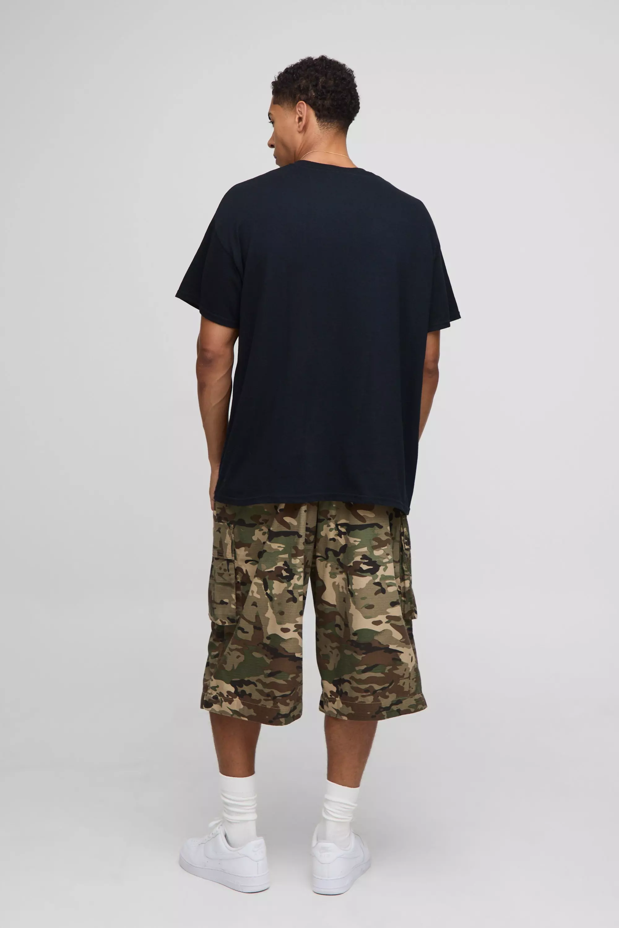 Black Oversized Aaliyah Over The Seam License Printed T-Shirt | boohooMAN USA
