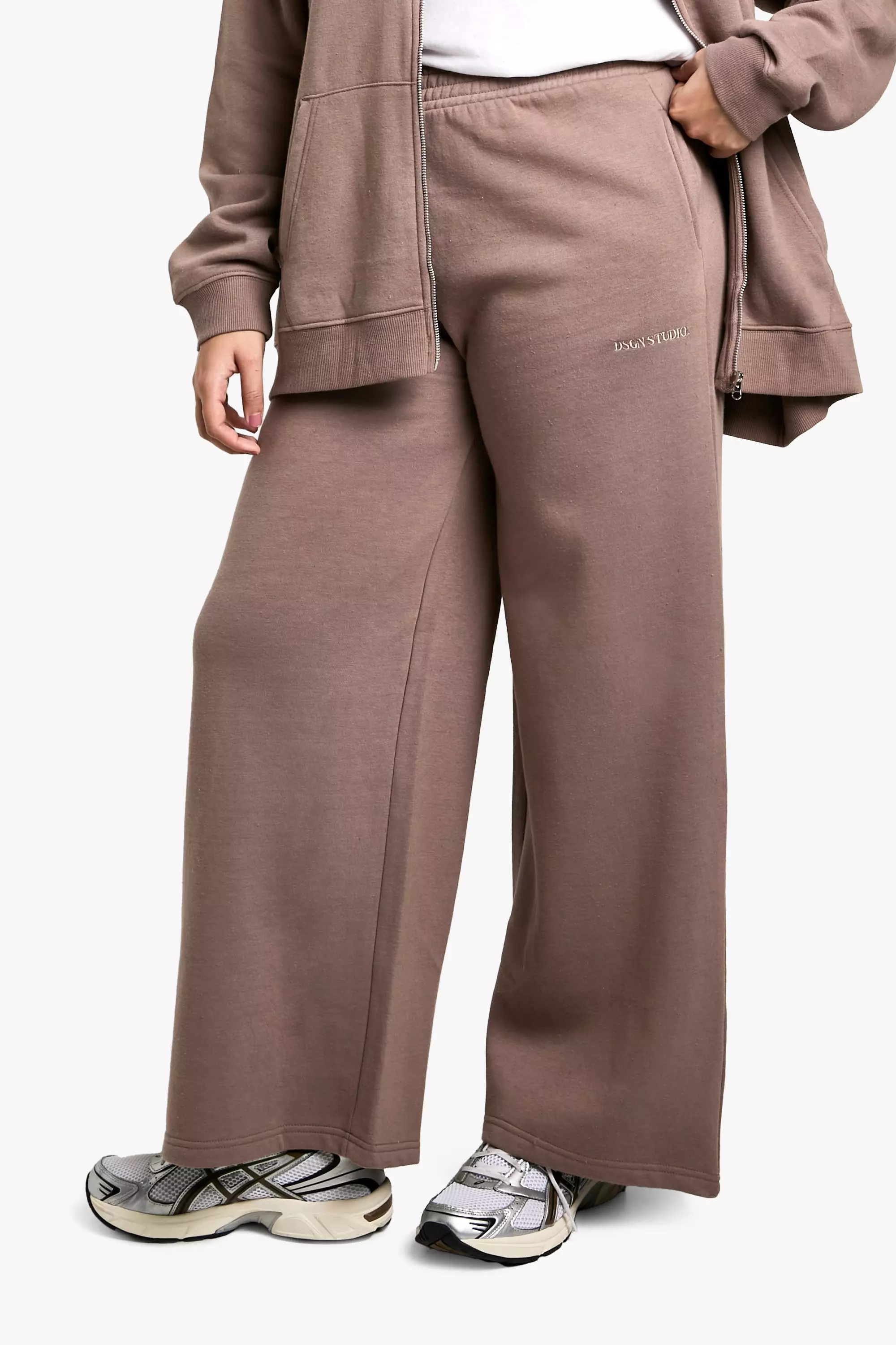 Mocha Plus DSGN Studio Embroidered Straight Leg Jogger alternative image
