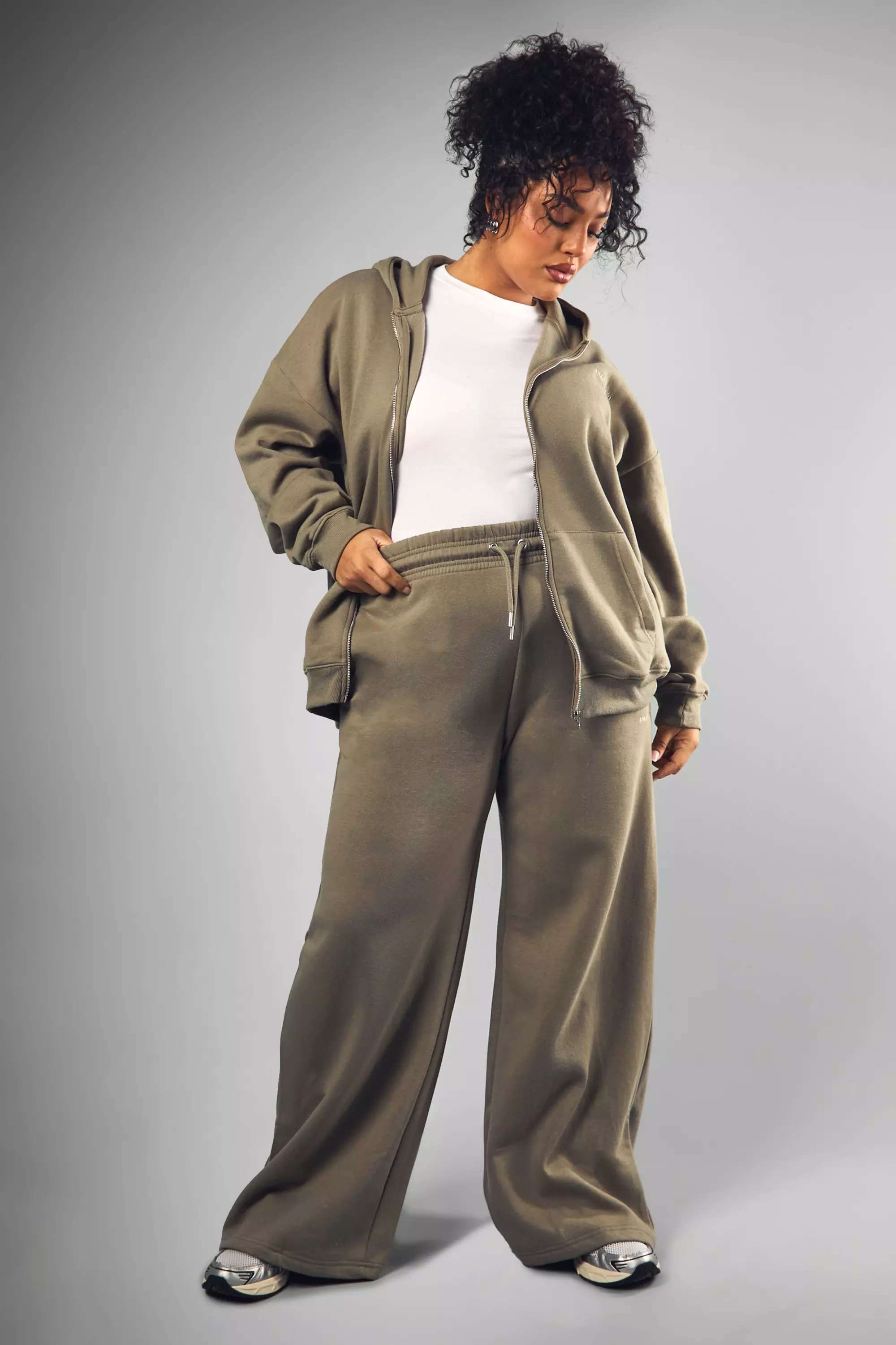 Khaki Plus DSGN Studio Embroidered Wide Leg Jogger alternative image