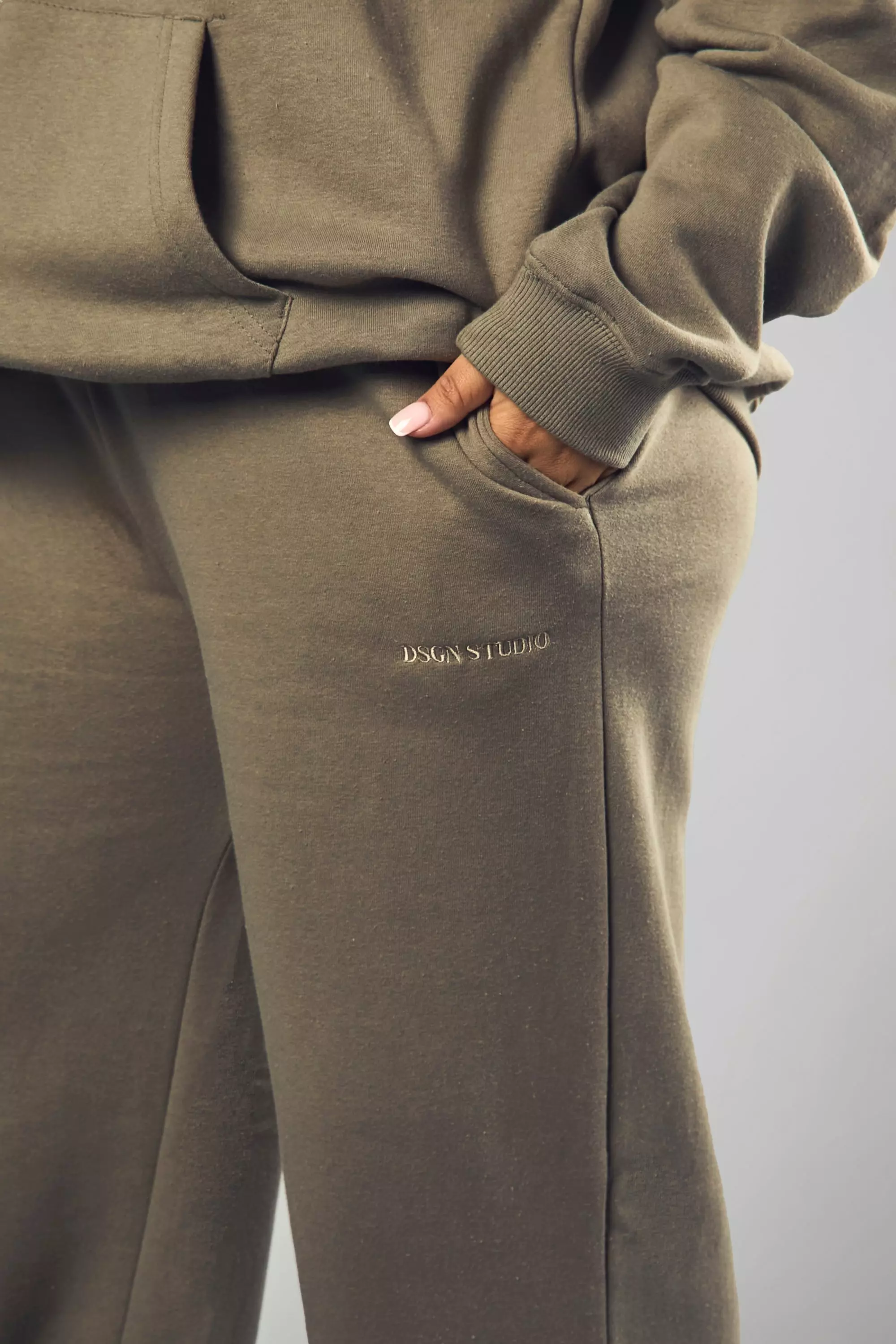 Khaki Plus DSGN Studio Embroidered Wide Leg Jogger alternative image