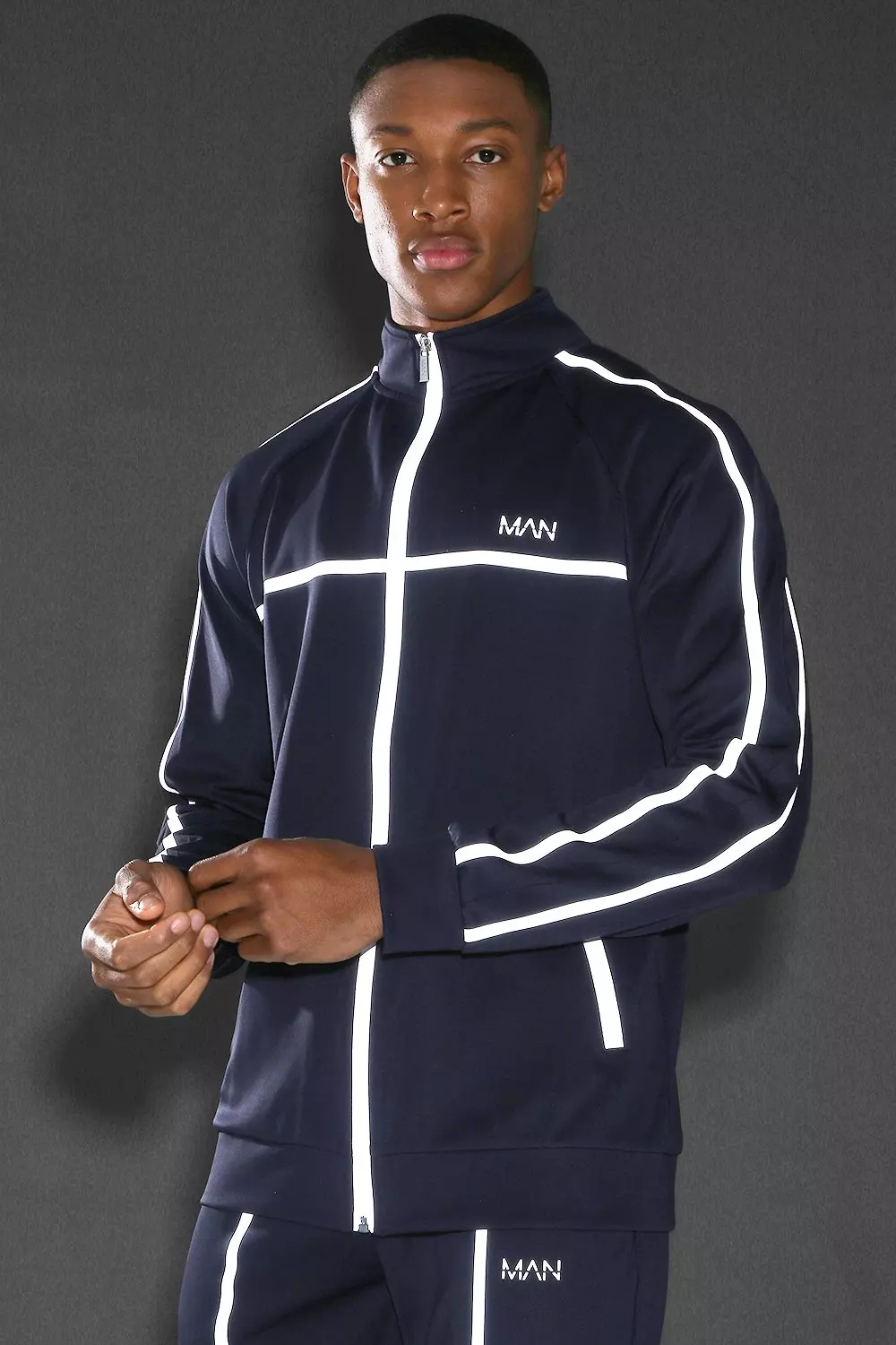 Top de survetement reflechissant a col cheminee et fermeture eclair MAN Active boohooMAN FR