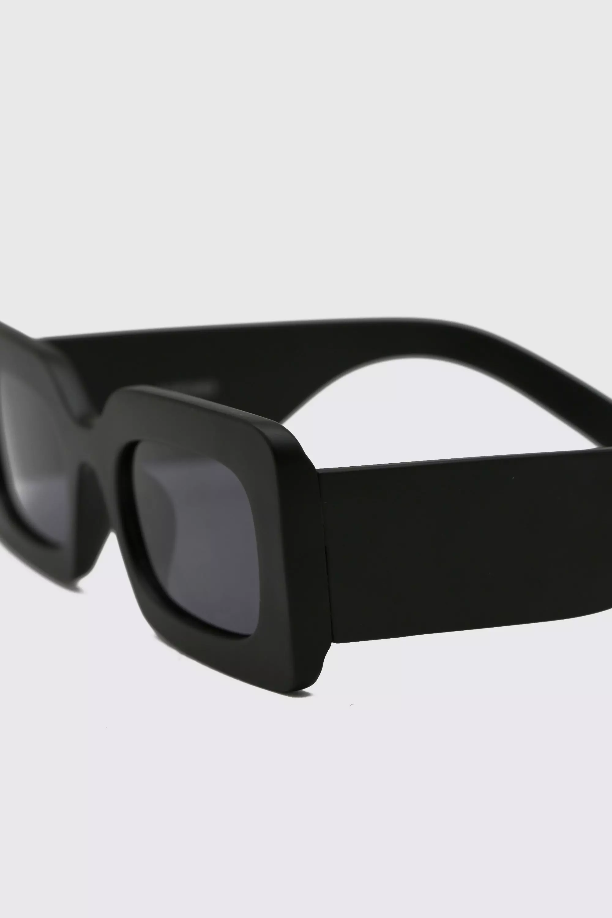 Black frame sunglasses online