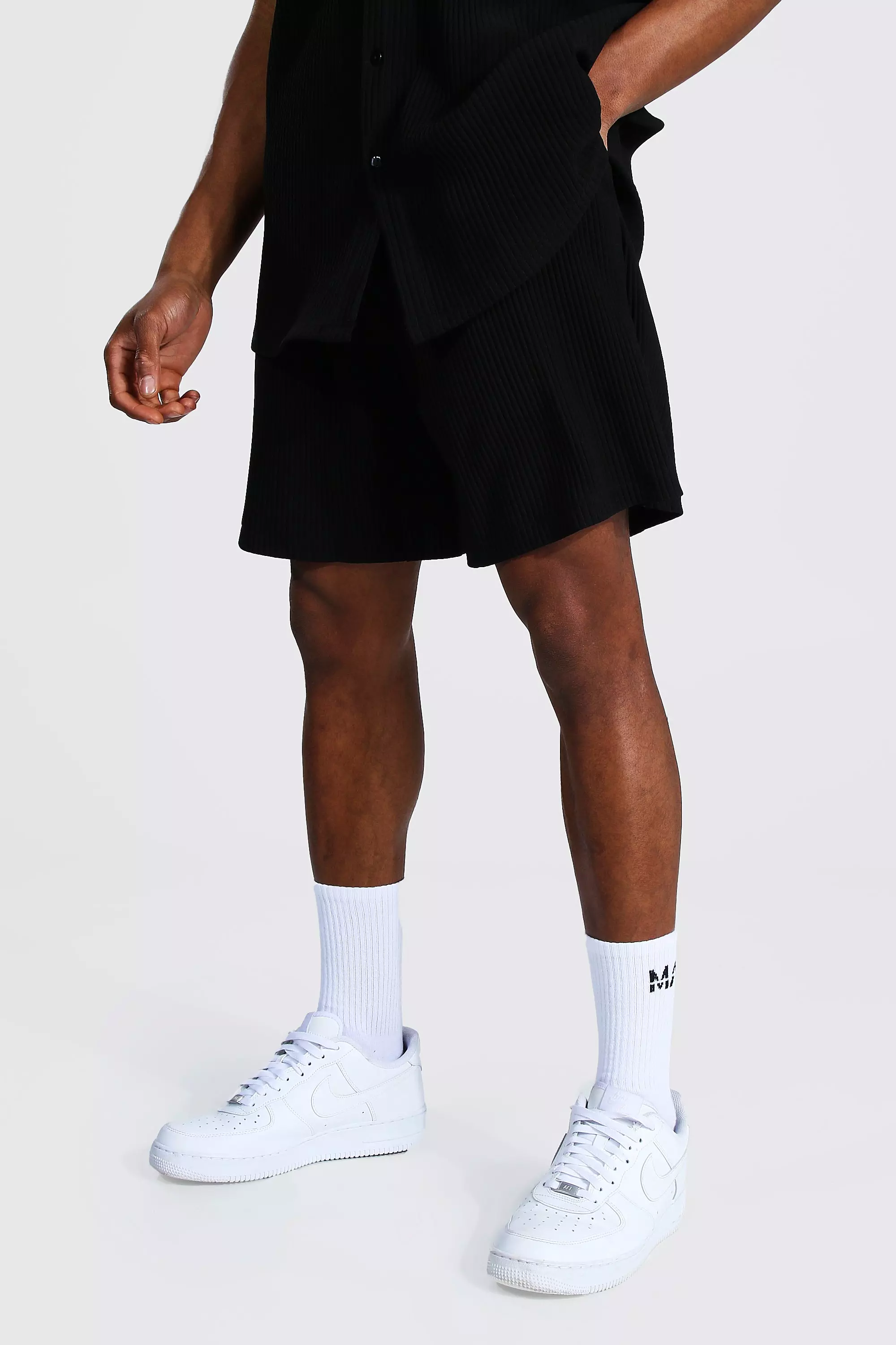Pleated Loose Mid Length Shorts, Black alternatives Bild