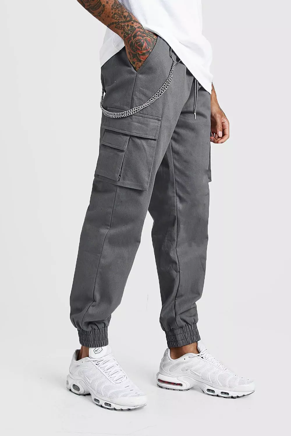 Pantalon cargo a poche et chaine avec manchettes boohooMAN FR