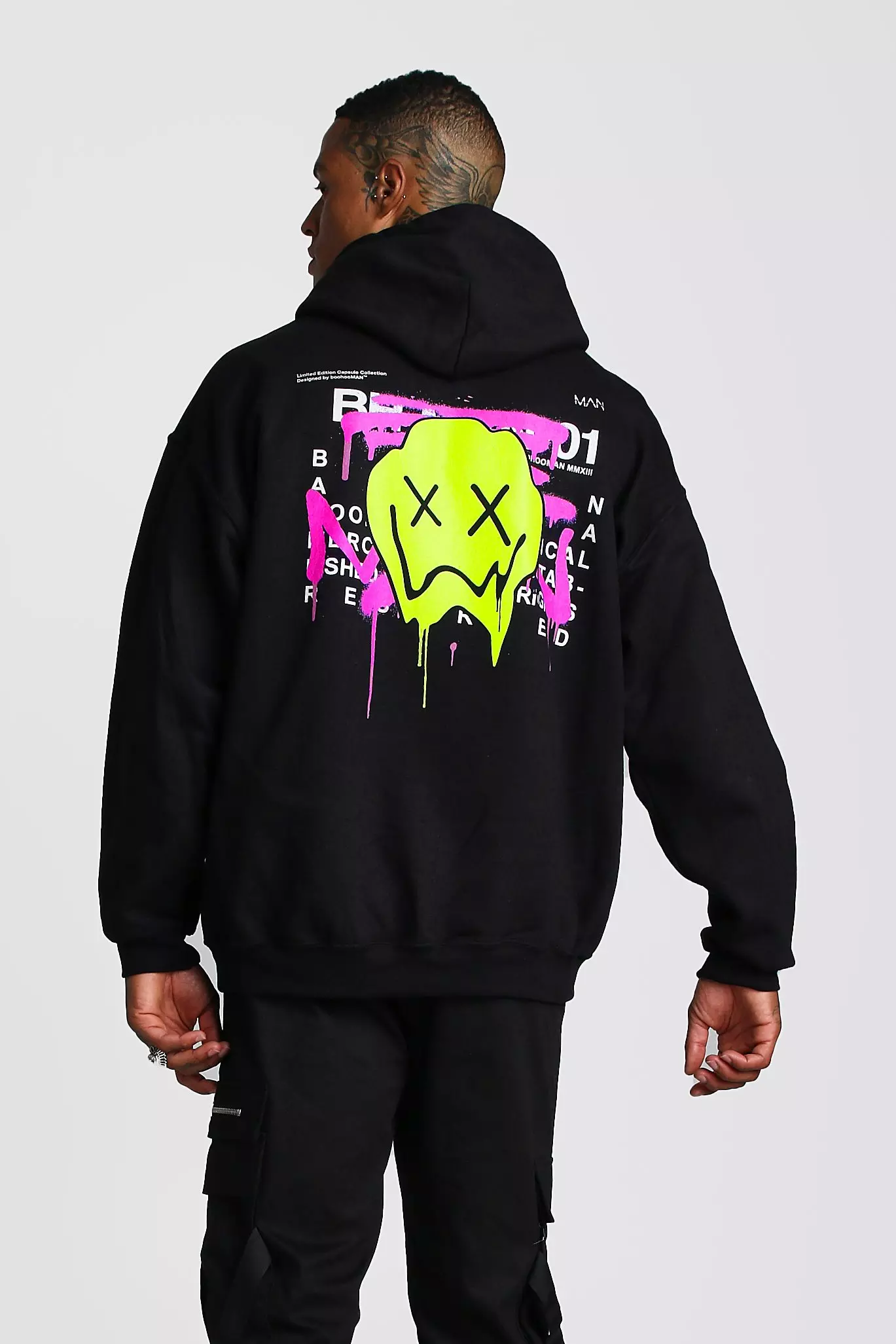 Oversized Hoodie mit Drip Face Graffiti Print boohooMAN DE