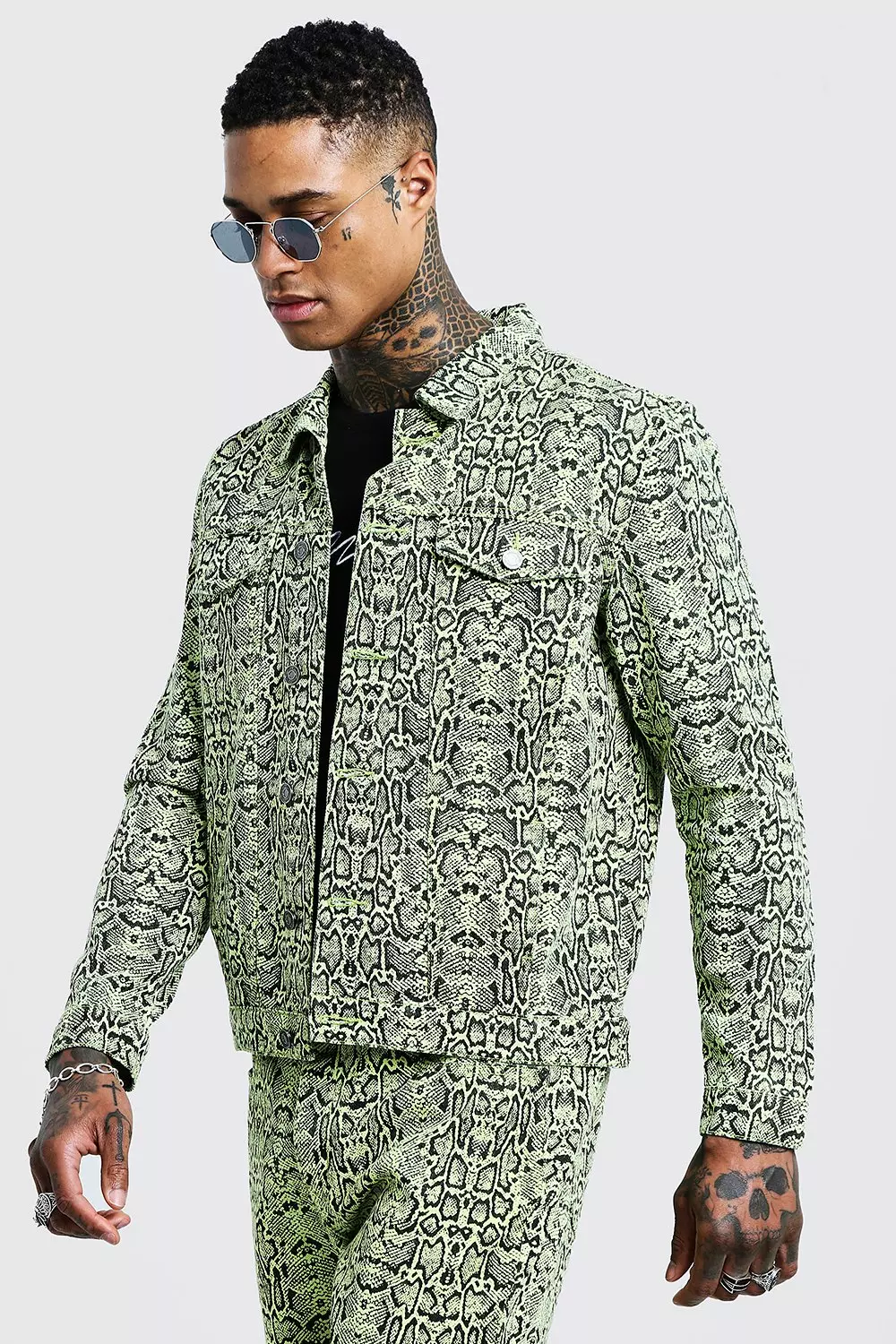 Neonfarbene Jeansjacke mit Schlangenmuster alternatives Bild