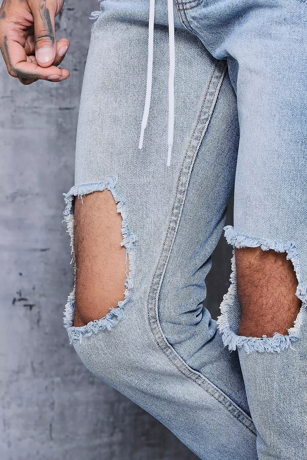Skinny Fit Jeans With Ripped Knee And Hem alternative image