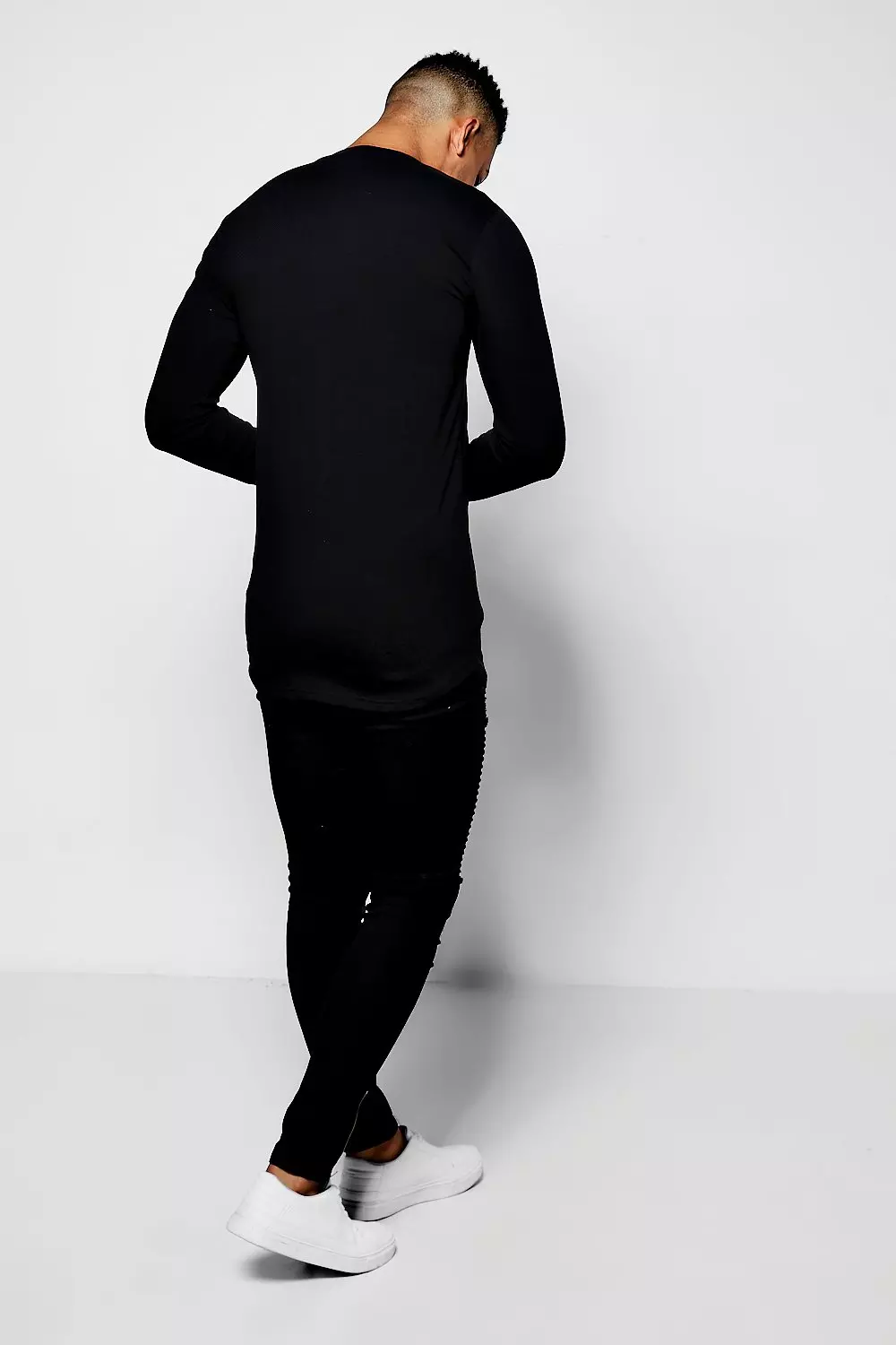 Muscle Fit Long Sleeve Curve Hem T-Shirt alternative image
