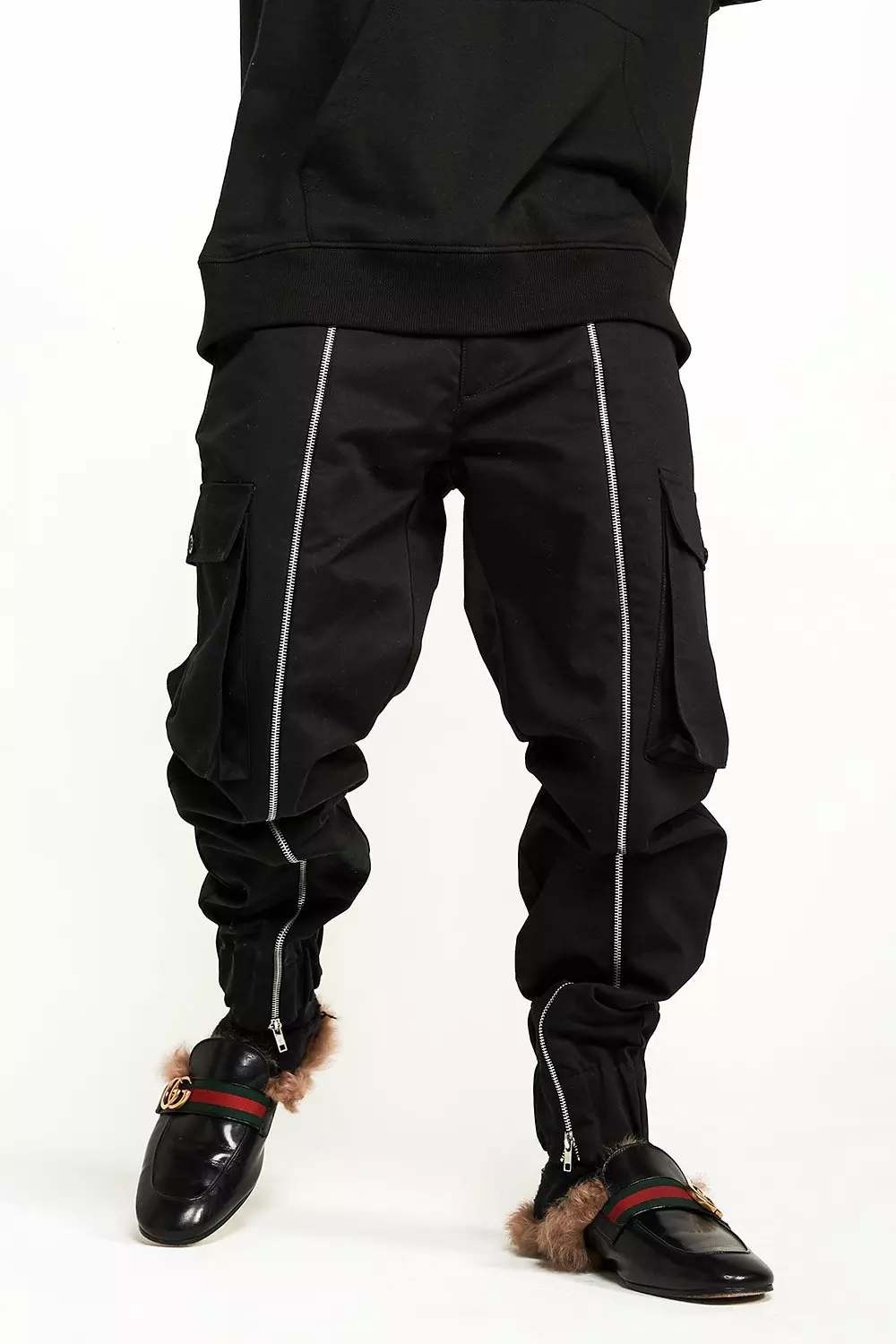 Schwarze Cargo-Hose mit Reißverschluss alternatives Bild