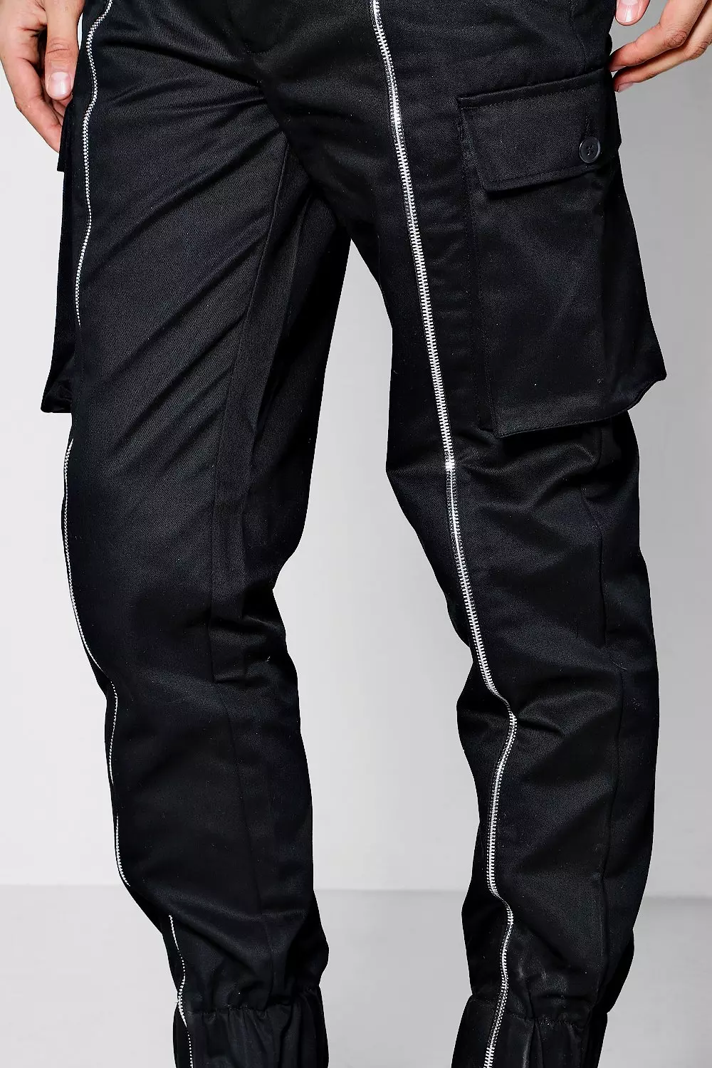 Schwarze Cargo-Hose mit Reißverschluss alternatives Bild