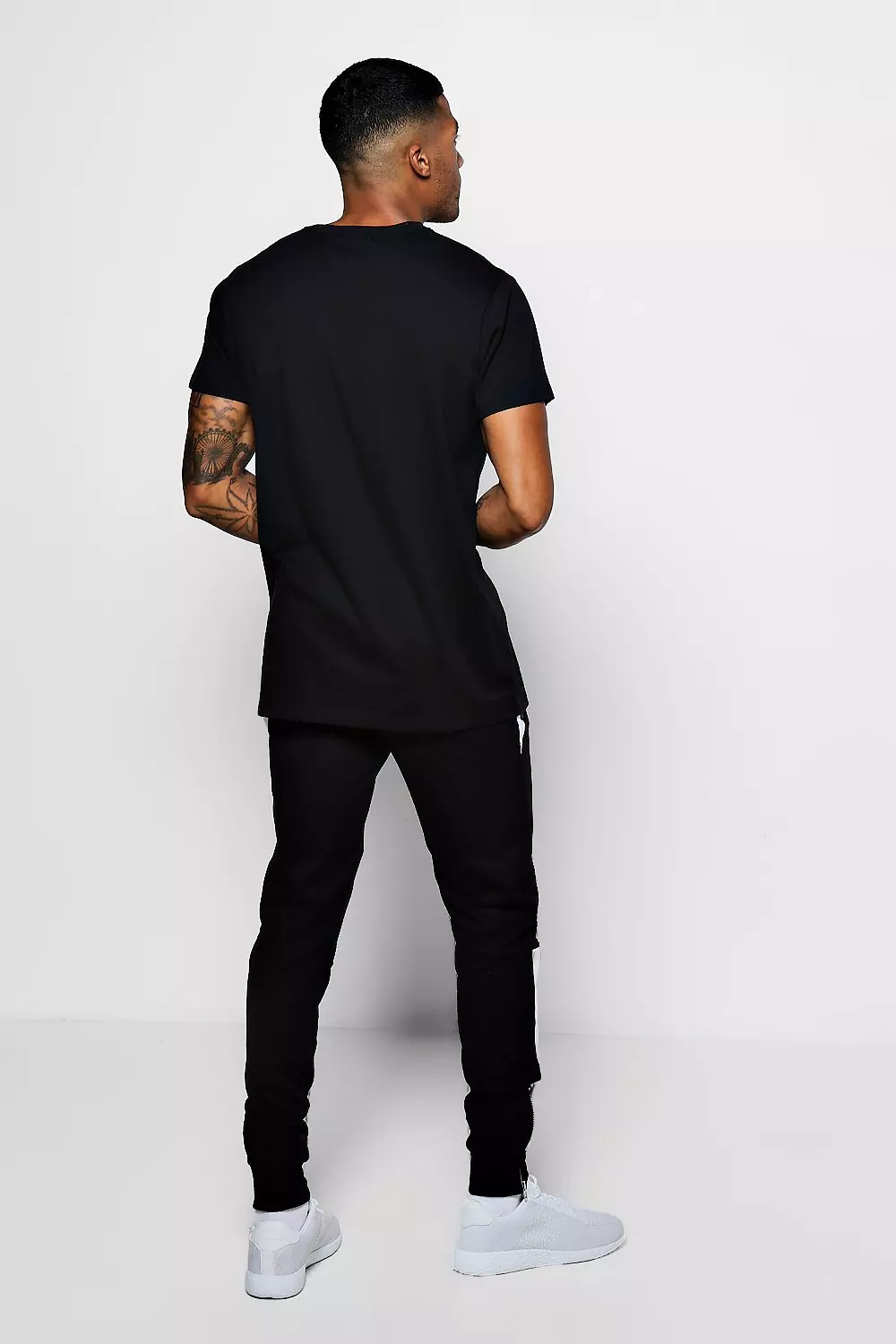 T-Shirt mit originalem Man-Logo alternatives Bild
