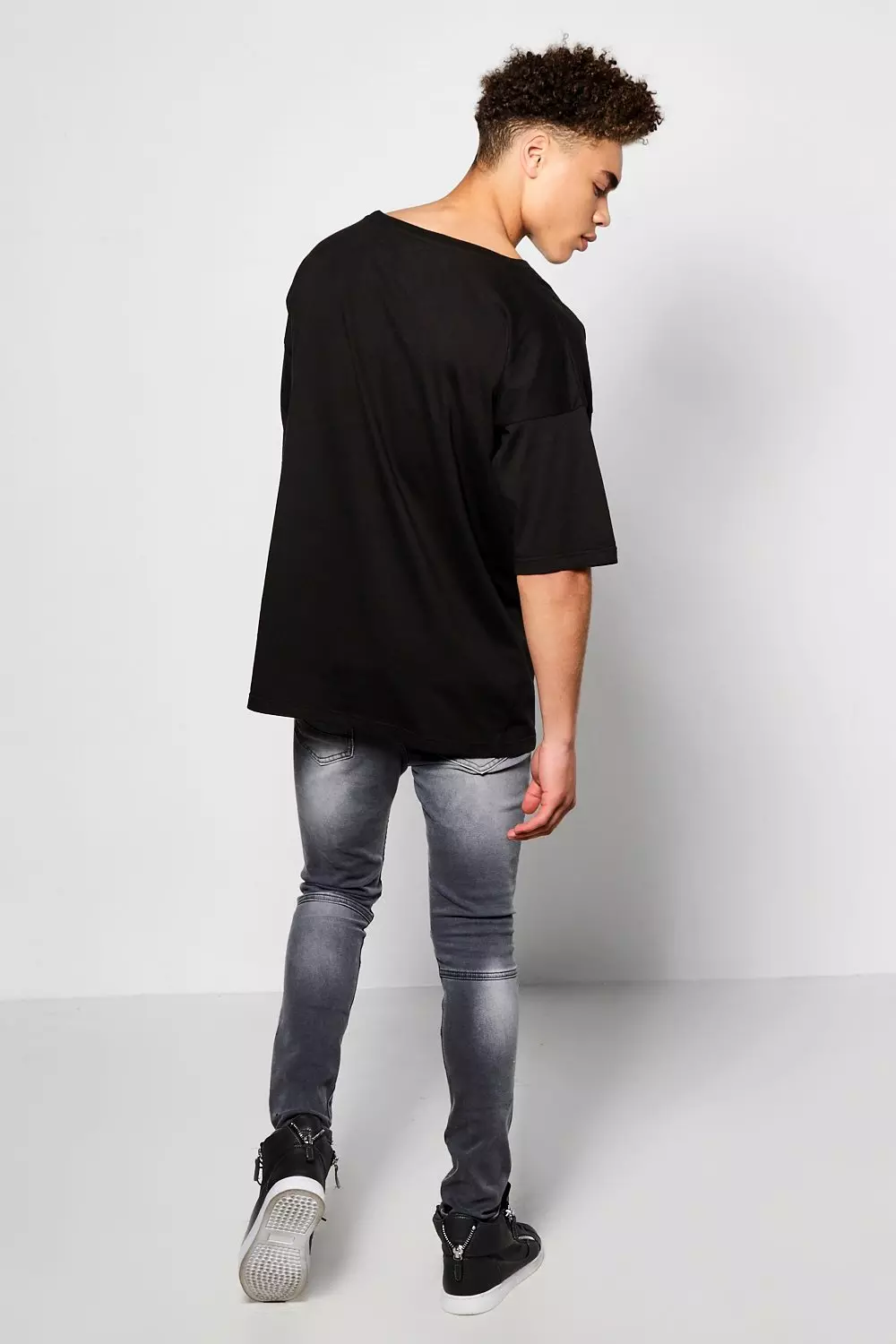 ◆ boohoo ◆ レギュラーパフォーマンス Tシャツ / black Man Official Graphic T-shirt With Rib Detail | boohooMAN USA